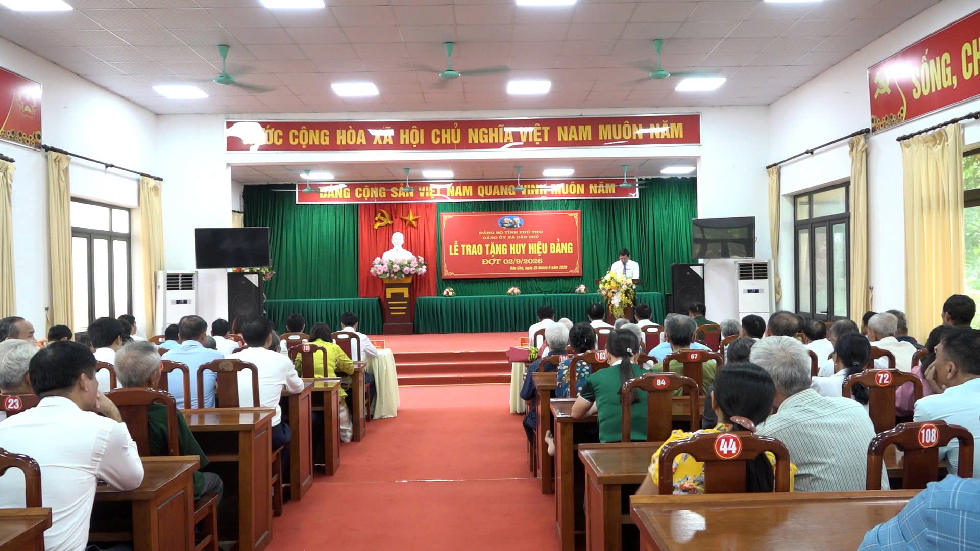 ĐẢNG UỶ XÃ DÂN CHỦ TỔ CHỨC LỄ TRAO HUY HIỆU ĐẢNG ĐỢT 2/9