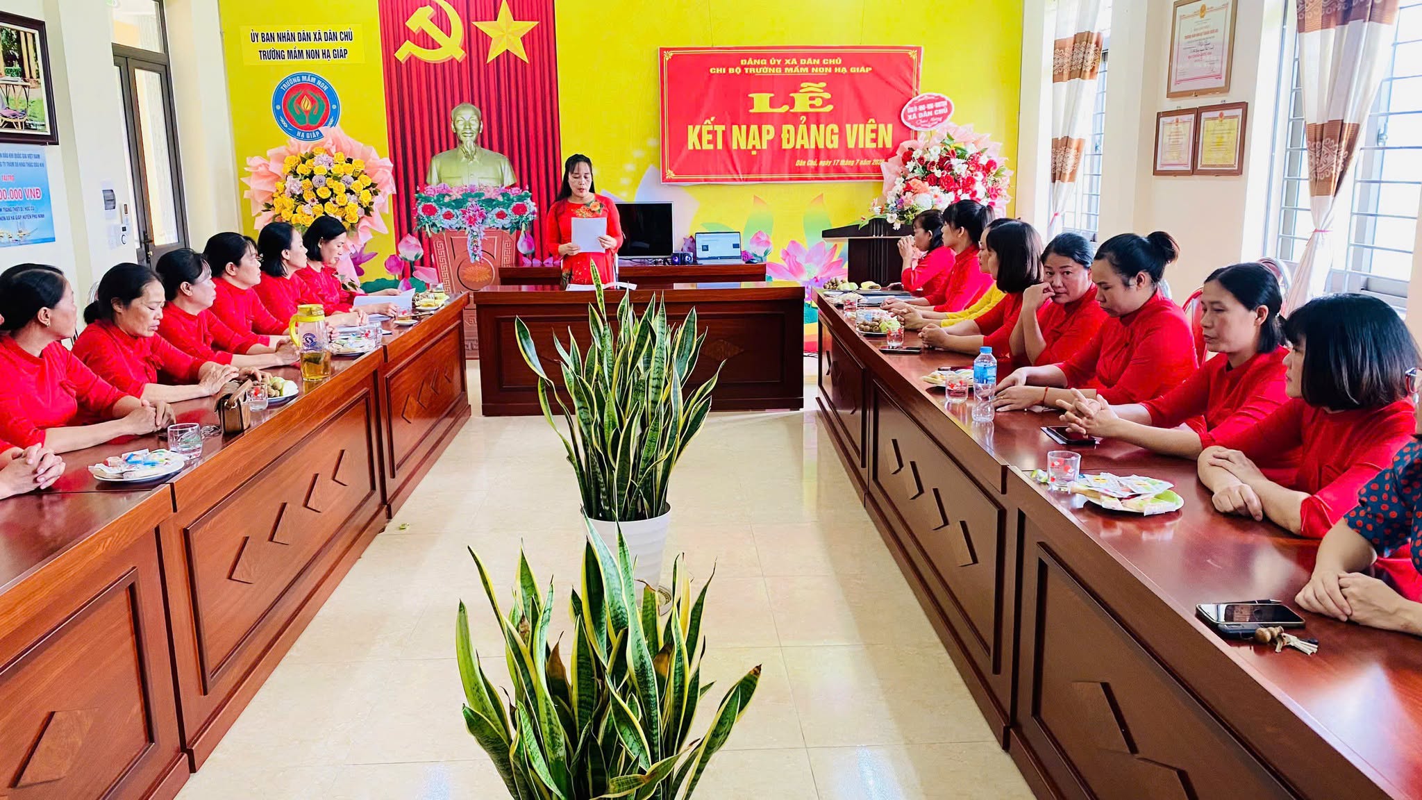 Chi bộ Trường Mầm non Hạ Giáp tổ chức Lễ kết nạp Đảng viên mới cho 2 quần chúng ưu tú