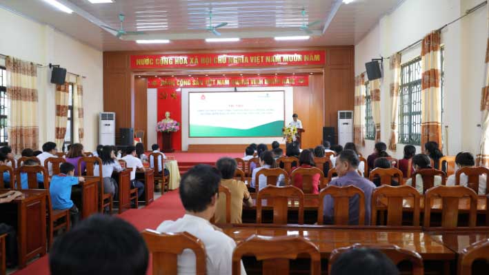 Ngân hàng Vietcombank Thanh Xuân trao tặng kinh phí mua sắm thiết bị, đồ dùng phục vụ dạy và học tại trường Mầm non Hạ Giáp, trường Tiểu học Hạ Giáp