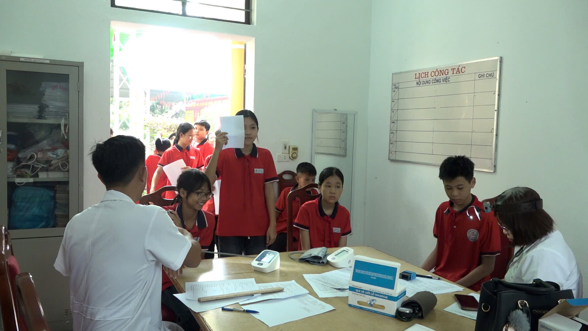 XÃ DÂN CHỦ ĐẨY MẠNH KHÁM SỨC KHỎE ĐỊNH KỲ CHO HỌC SINH, HƯỚNG TỚI MỤC TIÊU 100% NGƯỜI DÂN ĐƯỢC KHÁM TRONG NĂM 2026