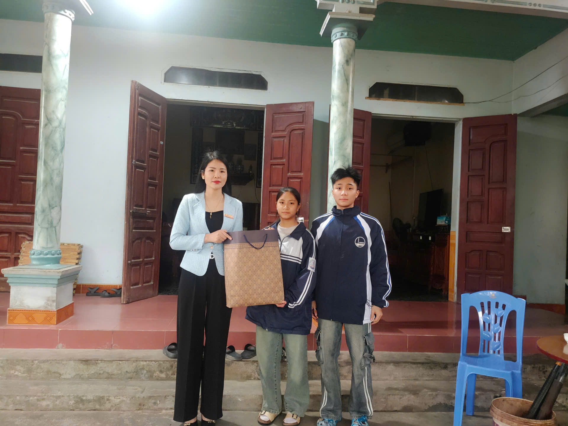 HỘI LHPN XÃ DÂN CHỦ THĂM HỎI, TẶNG QUÀ CÁC CON MỒ CÔI CÓ HOÀN CẢNH KHÓ KHĂN TRONG CHƯƠNG TRÌNH  “MẸ ĐỠ ĐẦU” LAN TỎA YÊU THƯƠNG DỊP TẾT BÍNH NGỌ 2026.