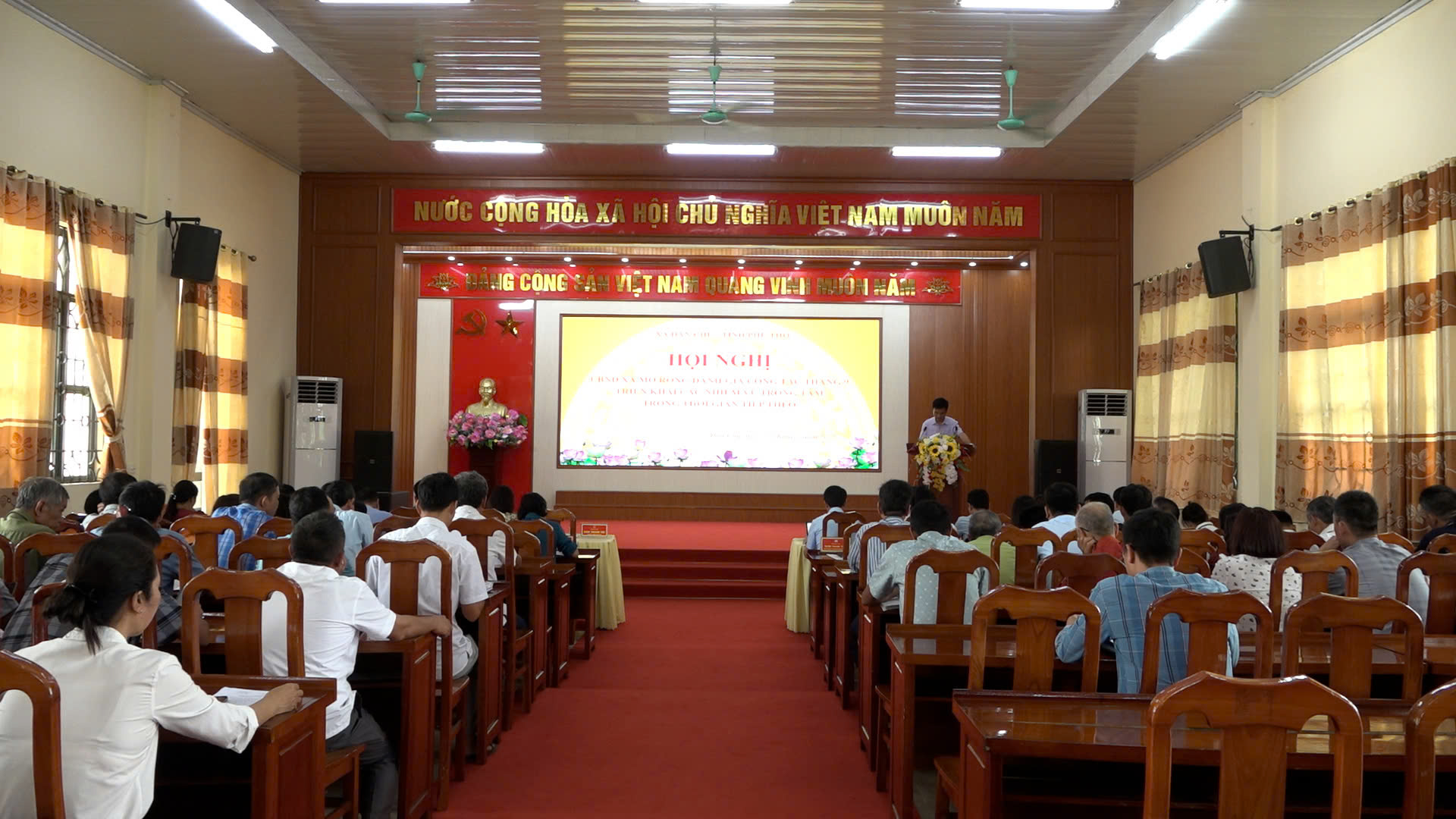 Xã Dân Chủ tổ chức hội nghị UBND xã mở rộng, đánh giá công tác tháng 9, triển khai các nhiệm vụ trọng tâm trong thời gian tiếp theo