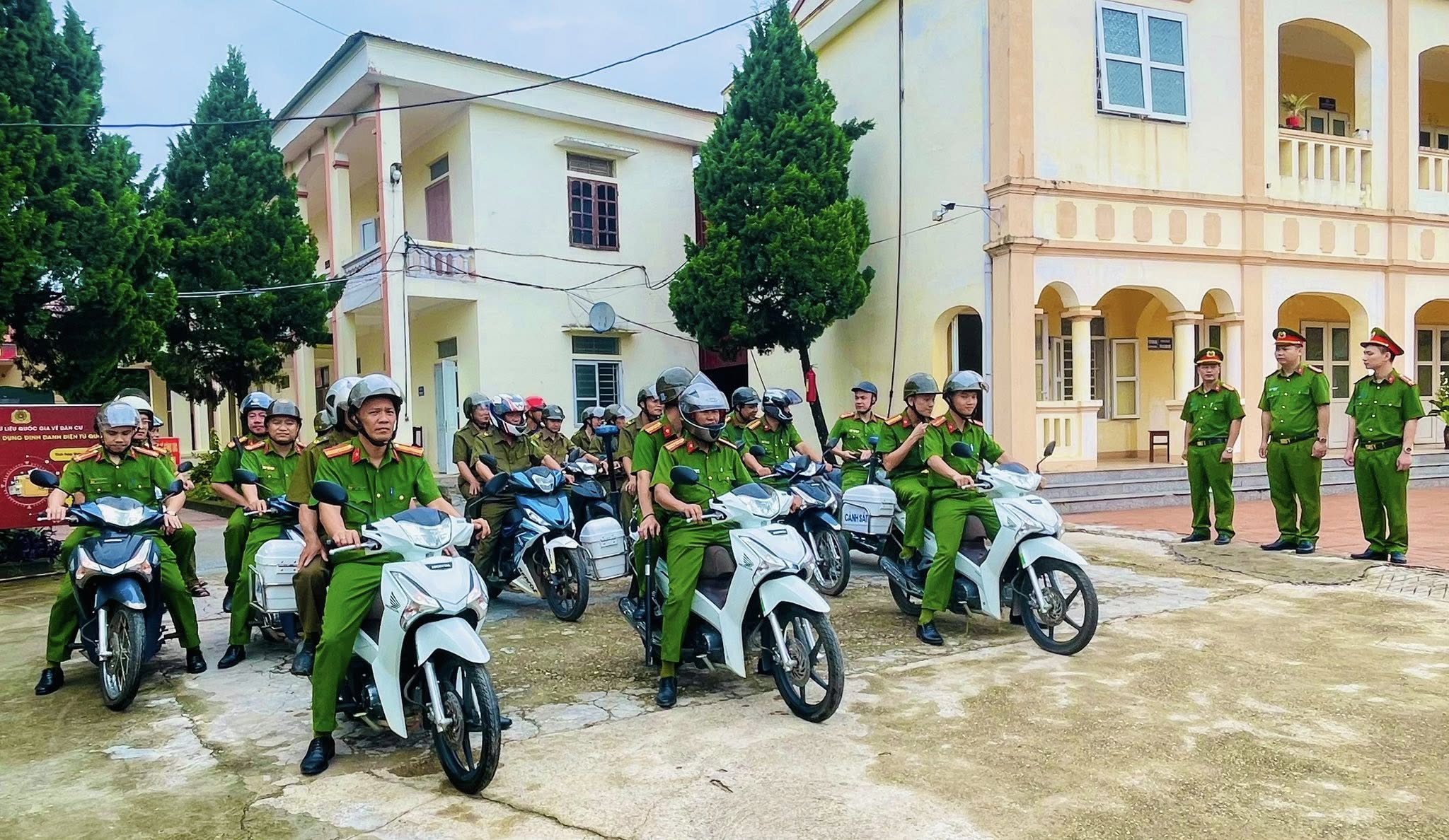 Công an xã Dân Chủ tổ chức Lễ ra quân cao điểm tấn công, trấn áp tội phạm, đảm bảo an ninh, trật tự (ANTT) phục vụ Đại hội Đảng các cấp