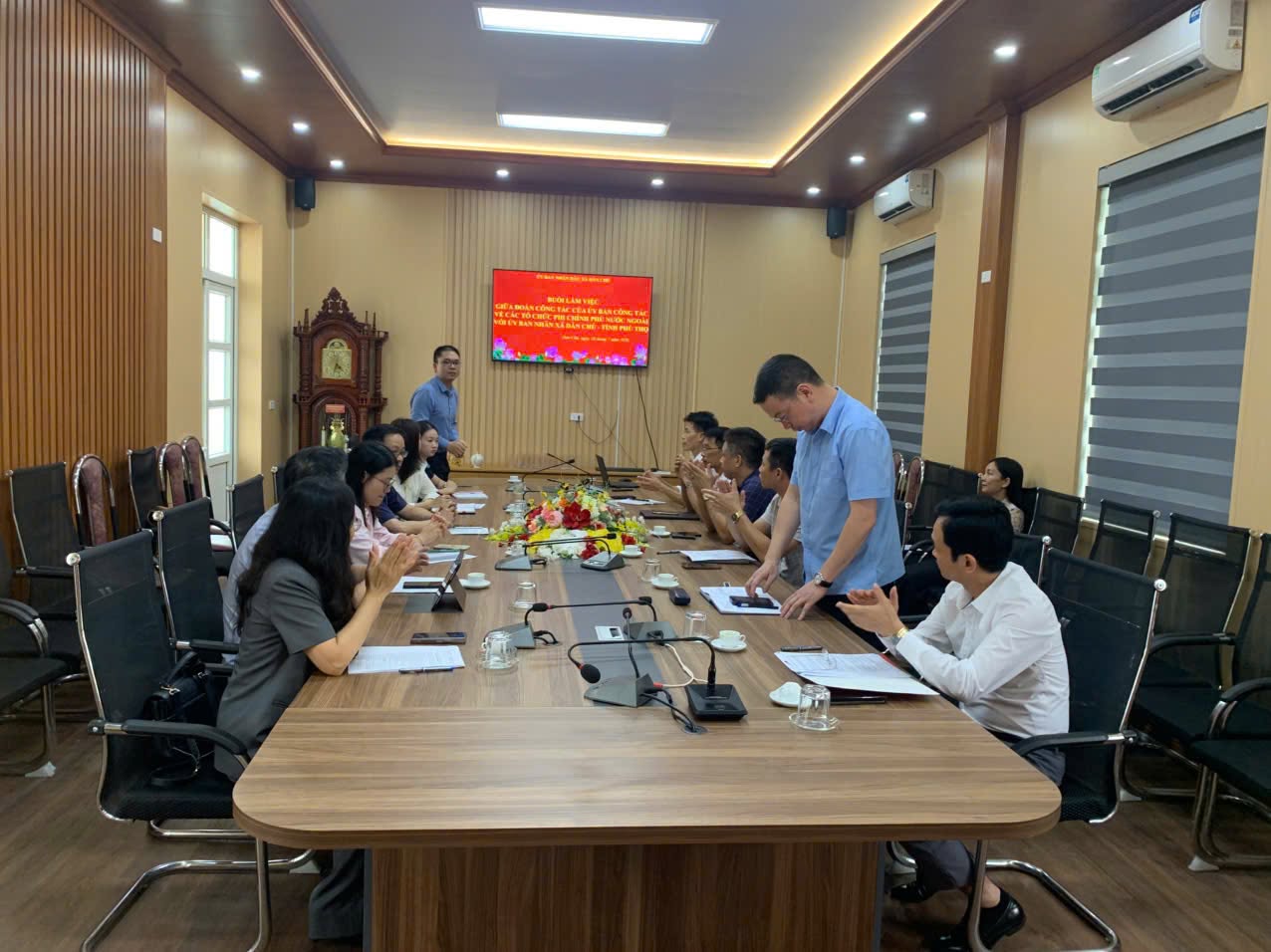 Đoàn công tác của ủy ban công tác về các tổ chức phi chính phủ nước ngoài tới làm việc với ủy ban nhân dân Xã Dân Chủ