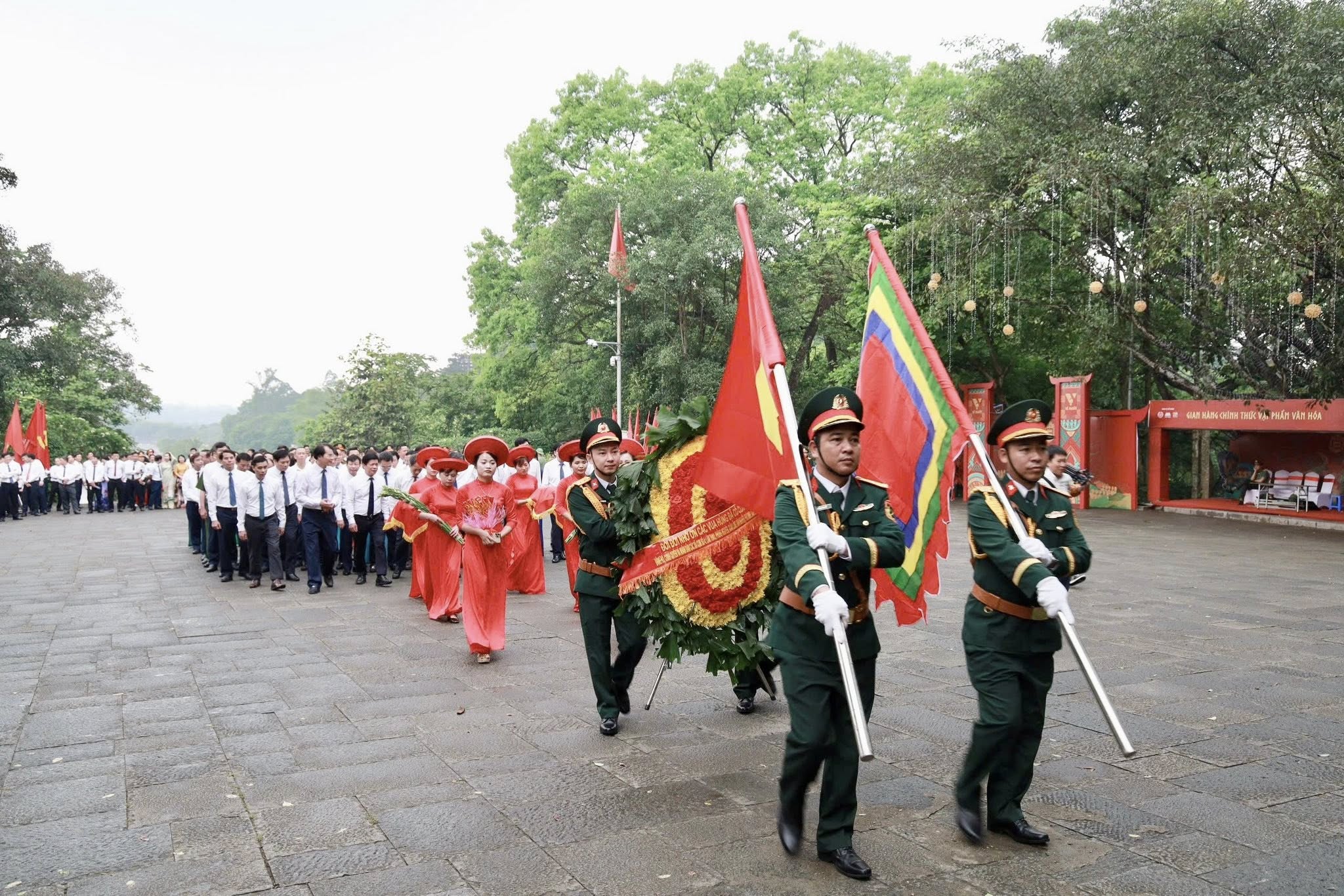XÃ DÂN CHỦ THAM GIA LỄ DÂNG HƯƠNG TƯỞNG NIỆM CÁC VUA HÙNG VÀ TỔ CHỨC CÁC HOẠT ĐỘNG TẠI TRẠI VĂN HOÁ CỤM SỐ 4