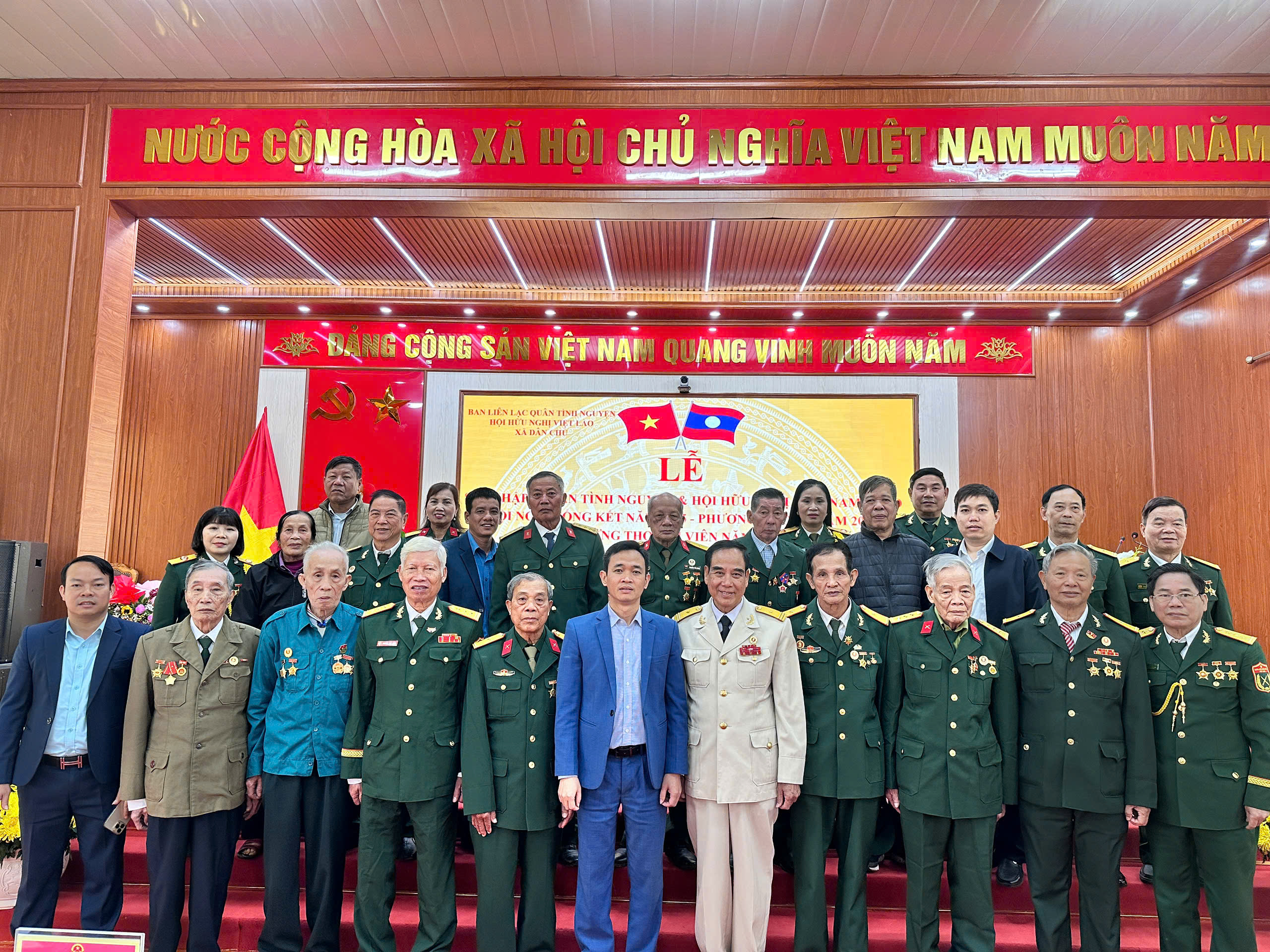 XÃ DÂN CHỦ TỔ CHỨC LỄ SÁP NHẬP BAN LIÊN LẠC QUÂN TÌNH NGUYỆN VIỆT NAM TẠI LÀO VÀ HỘI HỮU NGHỊ VIỆT NAM – LÀO; TỔNG KẾT CÔNG TÁC NĂM 2025