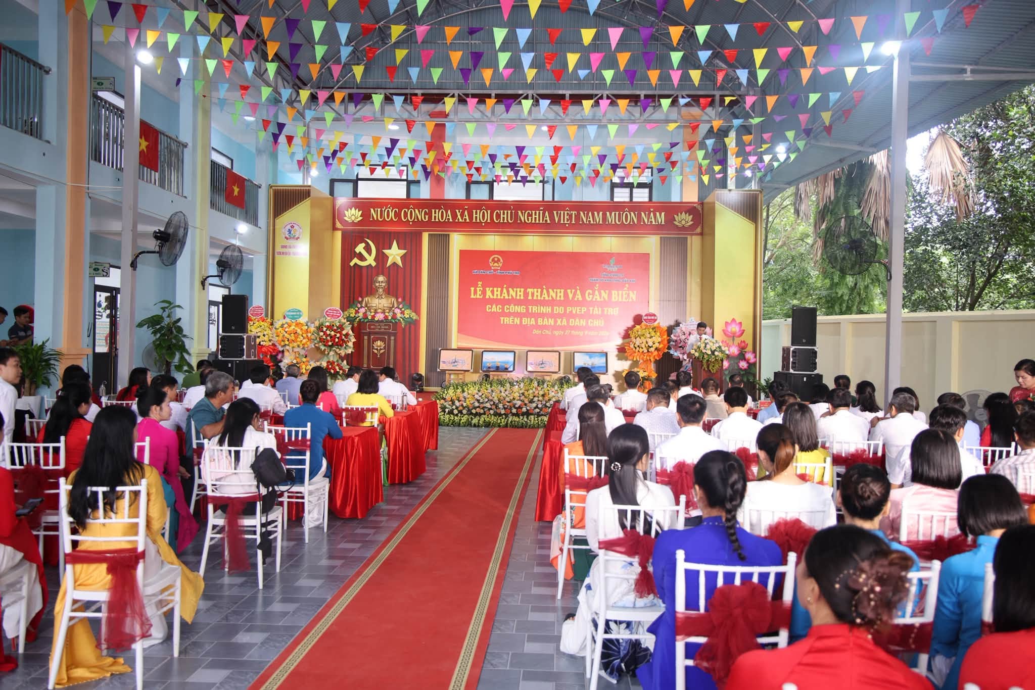 XÃ DÂN CHỦ KHÁNH THÀNH, GẮN BIỂN 4 CÔNG TRÌNH AN SINH XÃ HỘI DO PVEP TÀI TRỢ