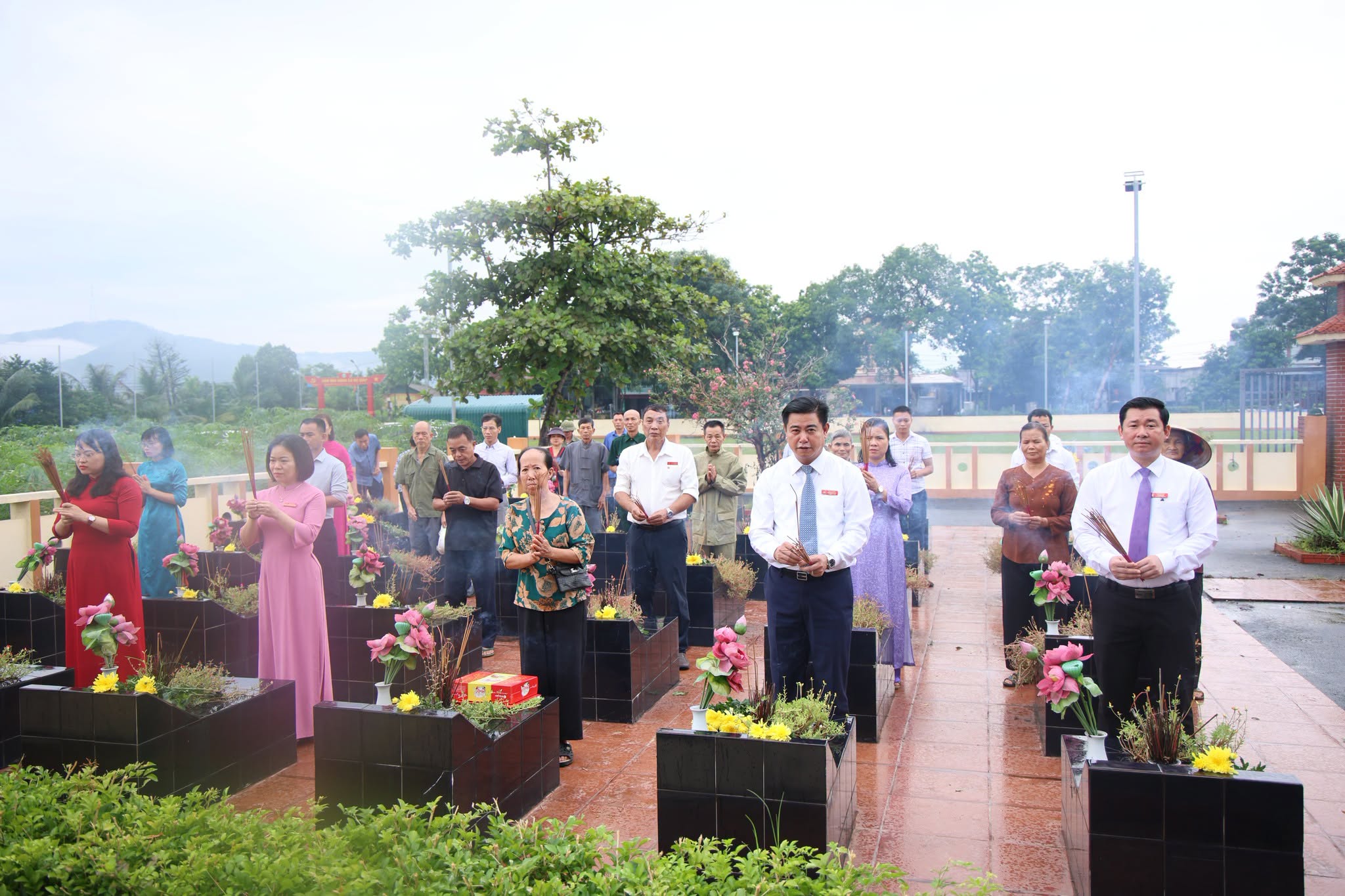 XÃ DÂN CHỦ TỔ CHỨC DÂNG HƯƠNG TƯỞNG NIỆM, THĂM HỎI VÀ TẶNG QUÀ NGƯỜI CÓ CÔNG NHÂN KỶ NIỆM 79 NĂM NGÀY THƯƠNG BINH - LIỆT SĨ (27/7/1947 - 27/7/2026)