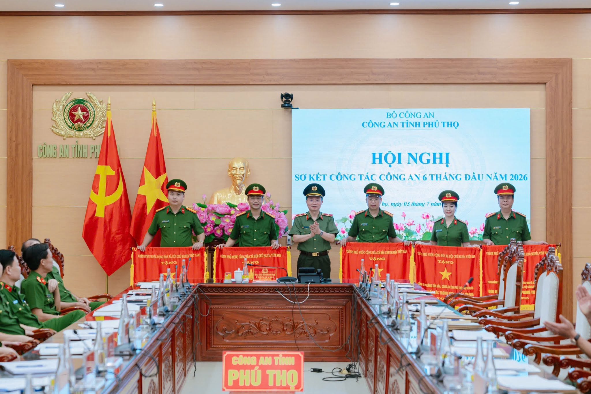 CÔNG AN XÃ DÂN CHỦ - Một trong 5 đơn vị tiêu biểu, xuất sắc, dẫn đầu của Công an tỉnh trong thực hiện phong trào thi đua “Vì an ninh Tổ quốc” năm 2025 vinh dự nhận Cờ thi đua của Chính phủ