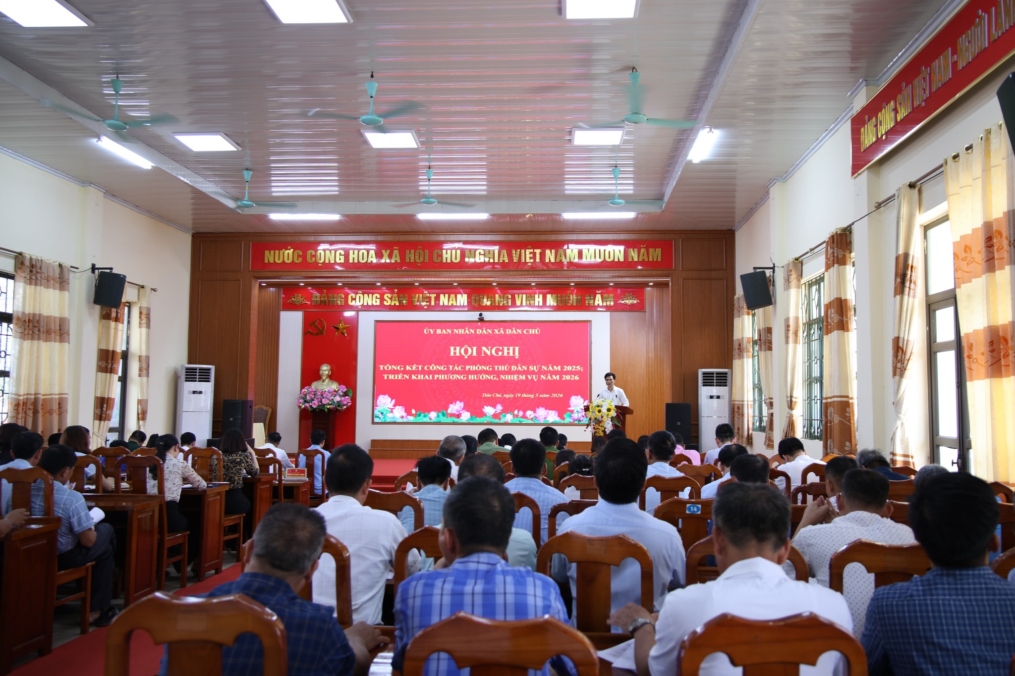 HỘI NGHỊ TỔNG KẾT CÔNG TÁC PHÒNG THỦ DÂN SỰ NĂM 2025 VÀ TRIỂN KHAI PHƯƠNG HƯỚNG, NHIỆM VỤ NĂM 2026 TRÊN ĐỊA BÀN XÃ DÂN CHỦ.