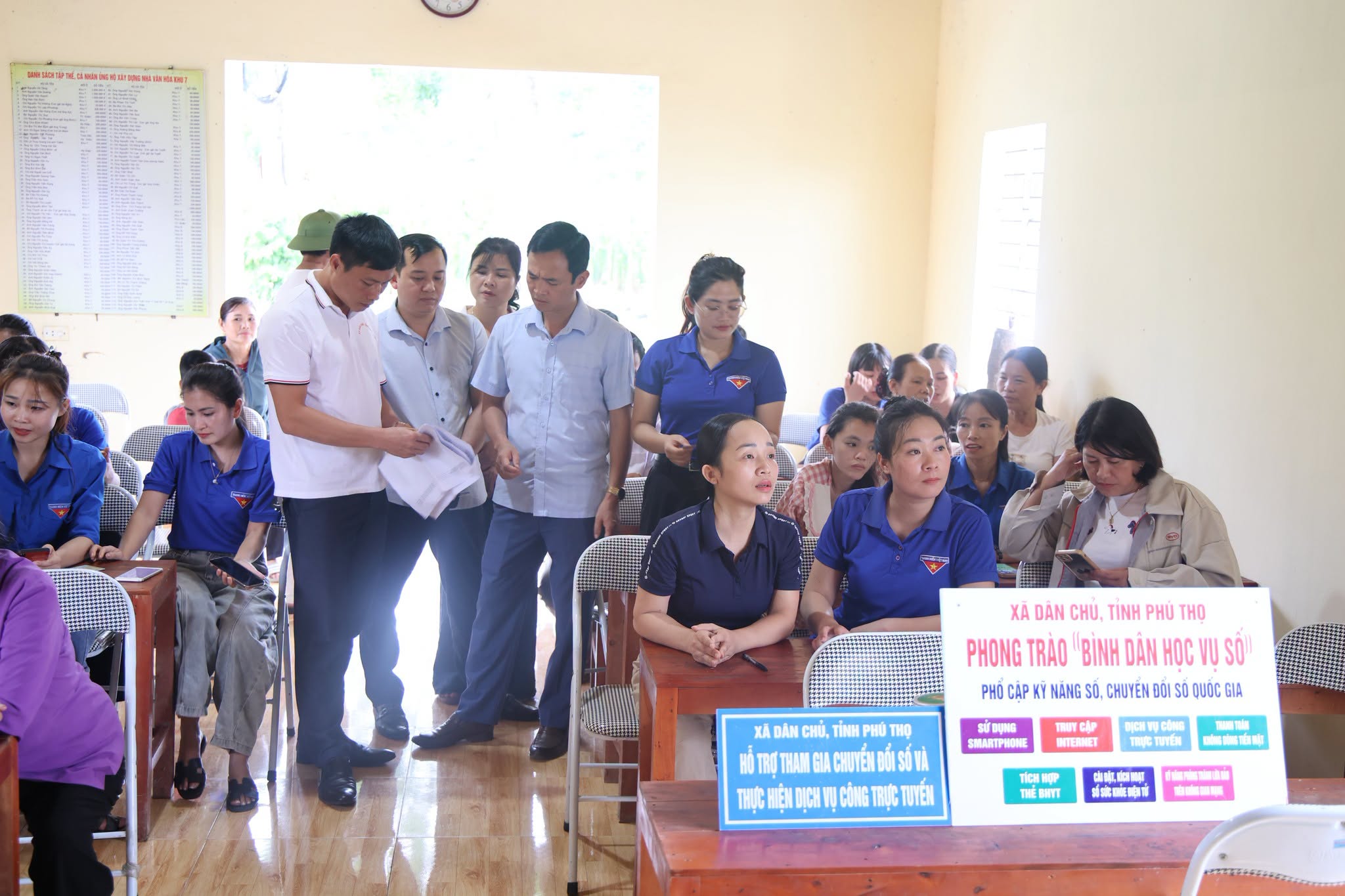 LÃNH ĐẠO UBND XÃ DÂN CHỦ KIỂM TRA, ĐỘNG VIÊN CÁC TỔ CÔNG TÁC TRIỂN KHAI CHUYỂN ĐỔI SỐ, HỖ TRỢ NGƯỜI DÂN SỬ DỤNG CÁC TIỆN ÍCH SỐ
