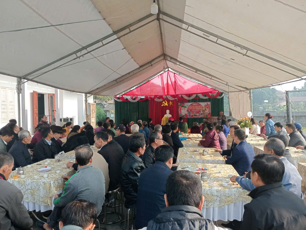 Lãnh đạo xã Dân Chủ thăm, tặng quà cho người cao niên 100 tuổi và dự lễ mừng thọ tại khu 10 – Trị Quận cũ