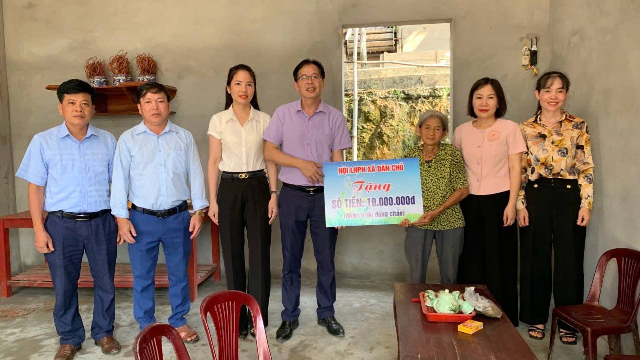 Trao quà hỗ trợ cho hội viên phụ nữ có hoàn cảnh khó khăn thuộc diện xoá nhà tạm.