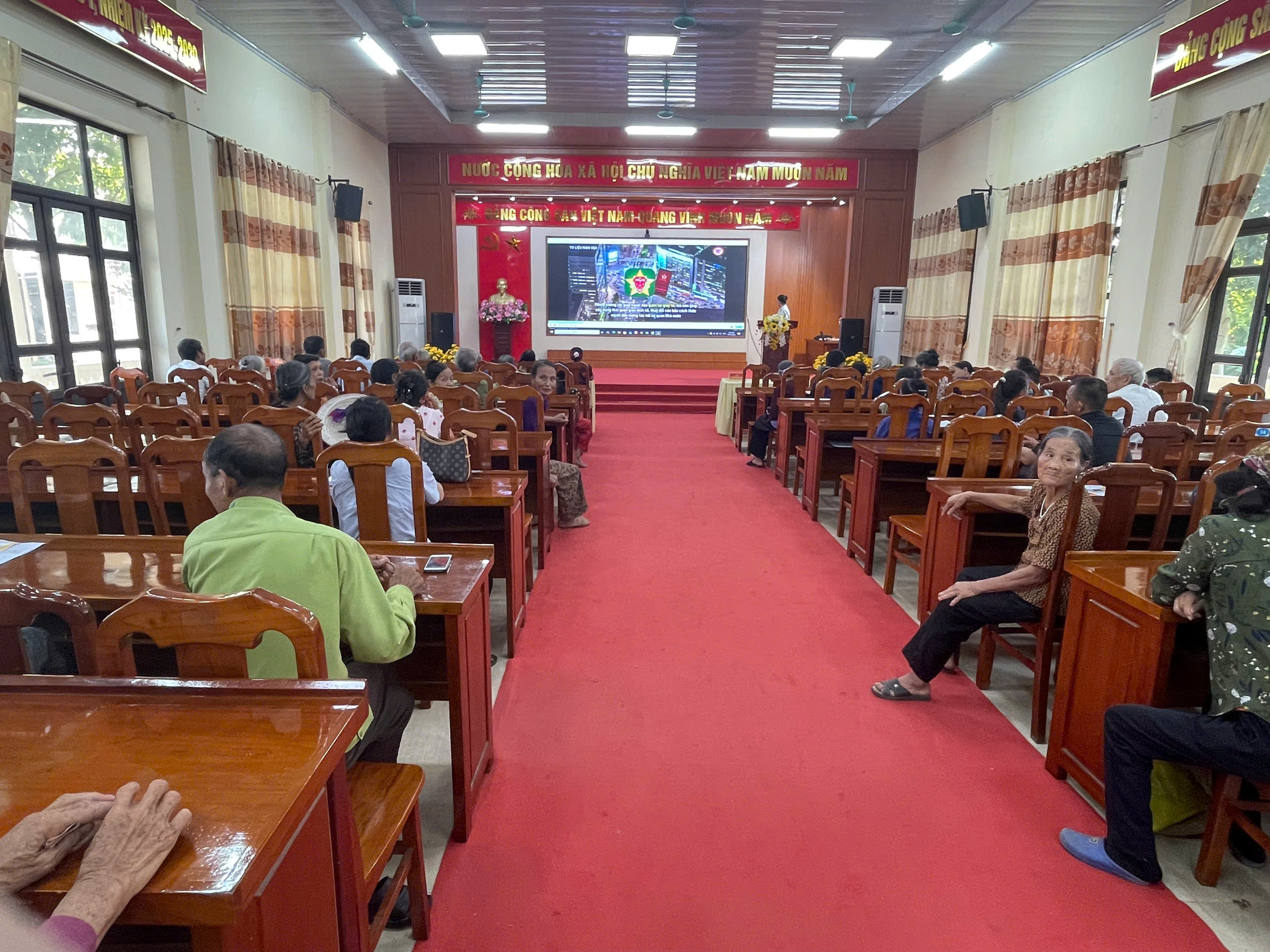 Xã Dân Chủ hướng dẫn kỹ năng số cho nhóm đối tượng yếu thế, đặc biệt là người cao tuổi và người khuyết tật trên địa bàn