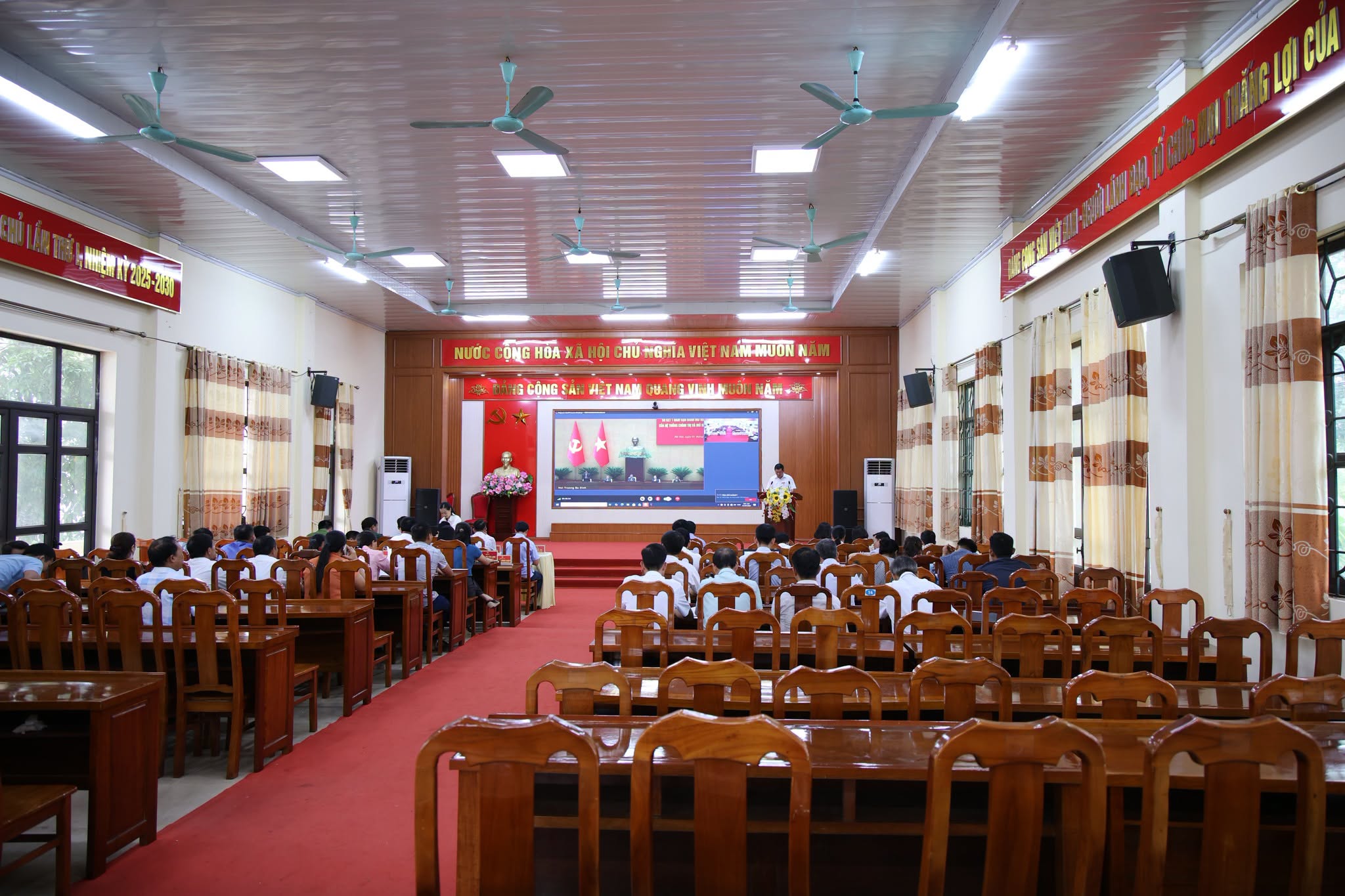 XÃ DÂN CHỦ THAM DỰ HỘI NGHỊ TOÀN QUỐC SƠ KẾT 01 NĂM VẬN HÀNH MÔ HÌNH TỔ CHỨC TỔNG THỂ CỦA HỆ THỐNG CHÍNH TRỊ VÀ MÔ HÌNH CHÍNH QUYỀN ĐỊA PHƯƠNG HAI CẤP