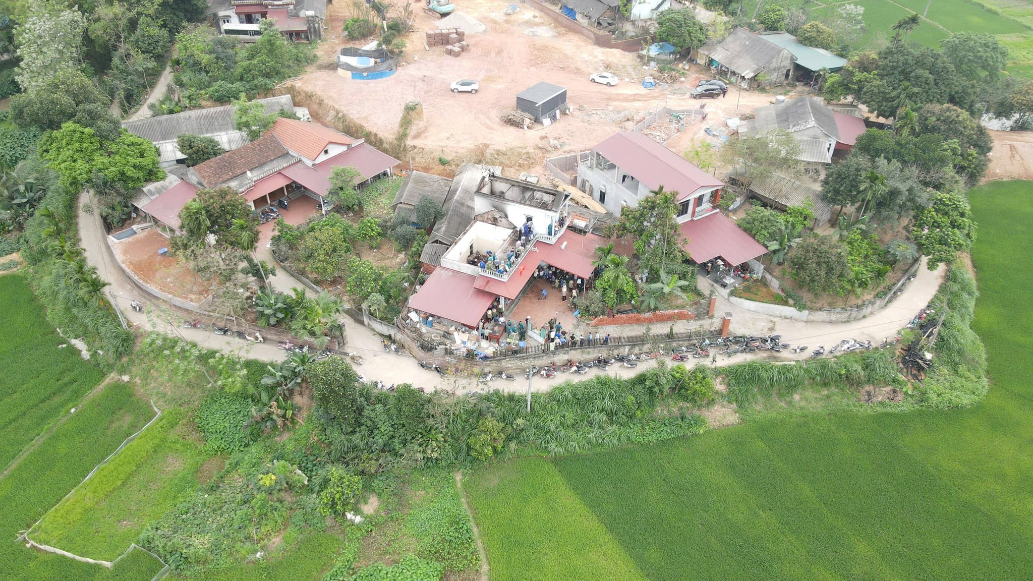 Xã Dân Chủ: Lãnh đạo địa phương thăm hỏi, động viên gia đình bị hỏa hoạn