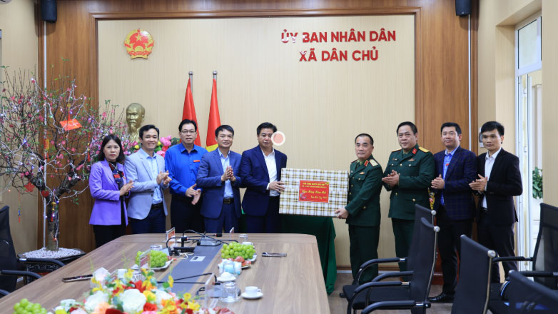 ĐOÀN CÔNG TÁC QUÂN KHU 2 THĂM VÀ TẶNG QUÀ CHÚC TẾT XÃ DÂN CHỦ