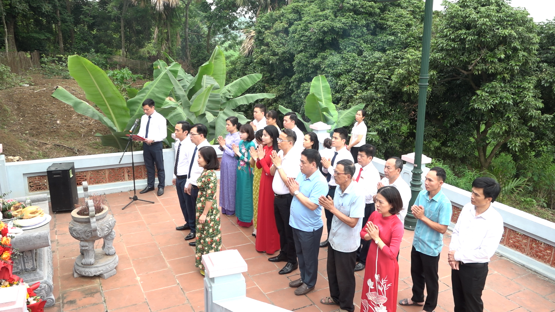 Xã Dân Chủ dâng hương tại Khu di chỉ khảo cổ học quốc gia Xóm Rền và tổ chức các lễ hội truyền thống tại các di tích lịch sử – văn hoá thờ cúng danh nhân, danh tướng thời đại Hùng Vương trên địa bàn xã