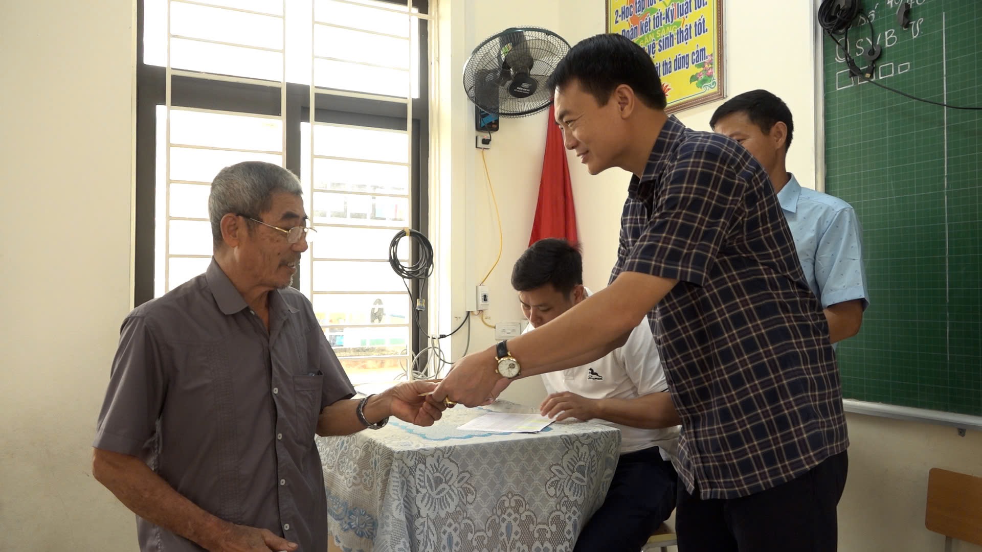Xã Dân Chủ tiếp tục triển khai, khẩn trương hoàn thành công tác trao quà Tết Độc lập trước ngày Quốc khánh 2/9