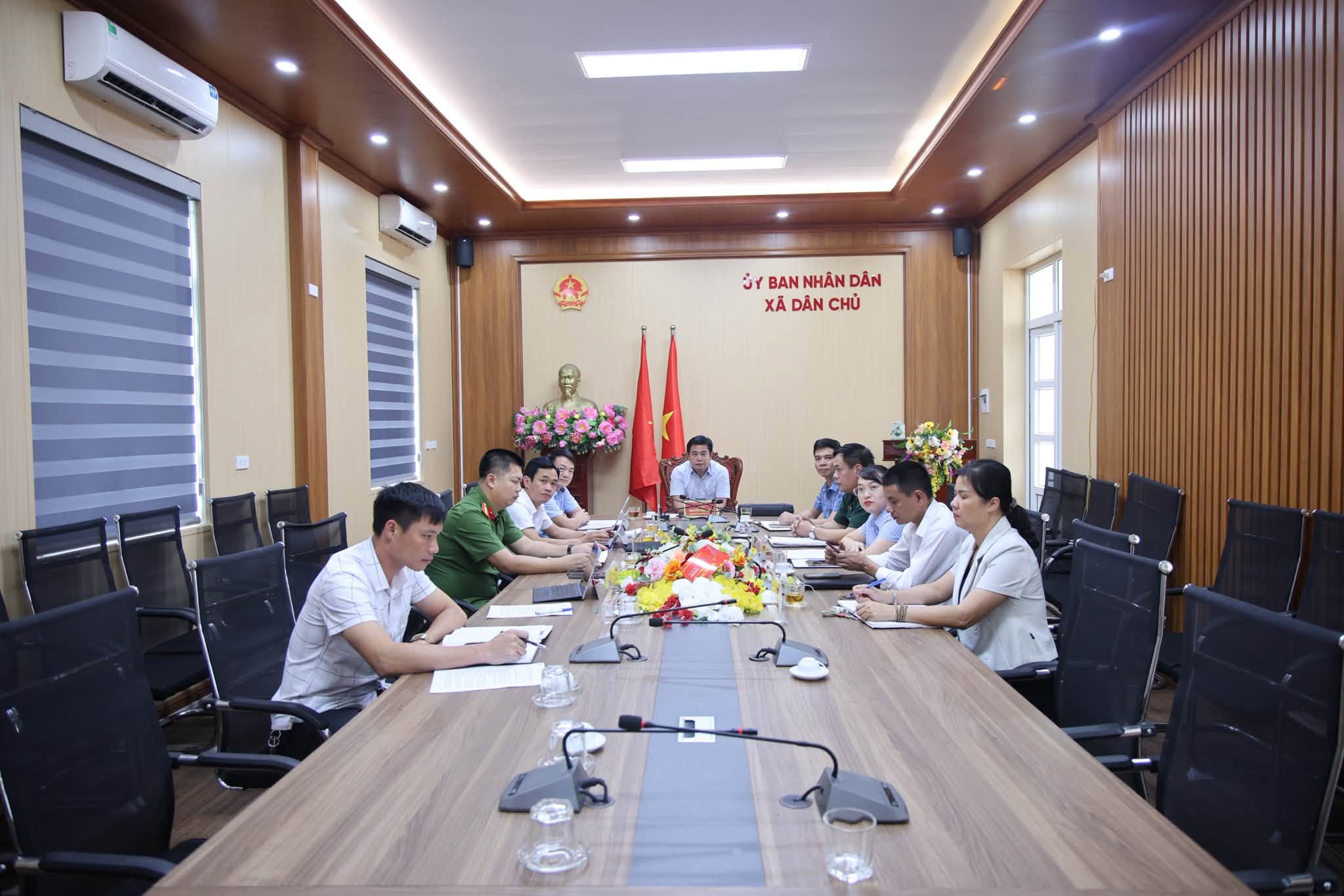 XÃ DÂN CHỦ  DỰ PHIÊN HỌP HÀNH CHÍNH THÁNG 8 CỦA UBND TỈNH.