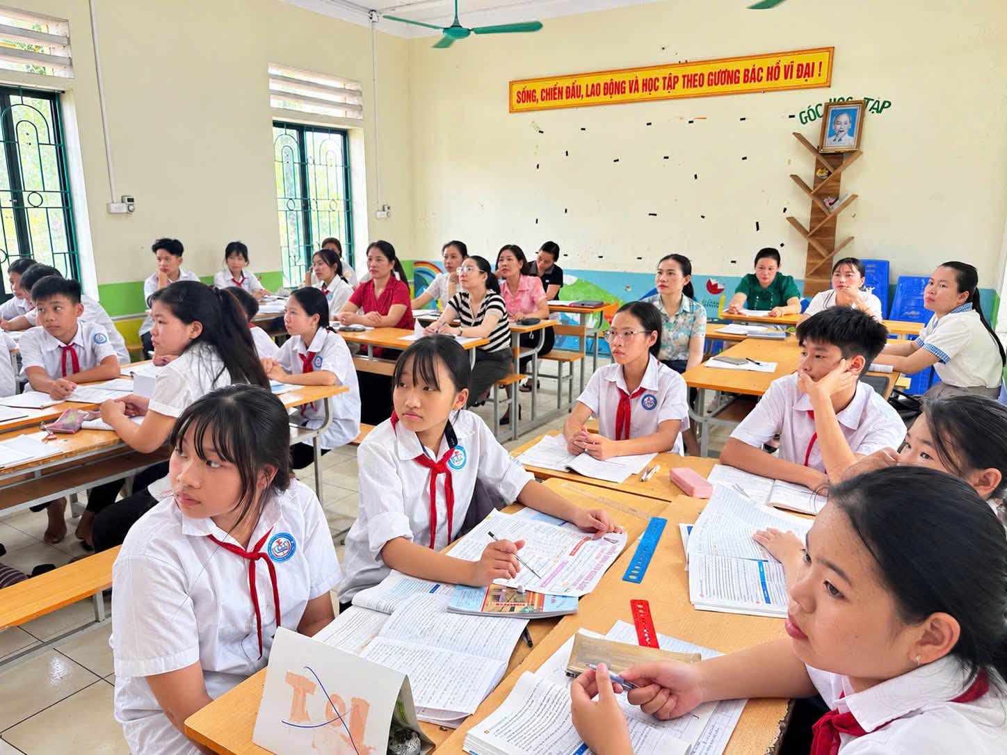 TRƯỜNG THCS DÂN CHỦ: ĐỔI MỚI SINH HOẠT CHUYÊN MÔN, ĐƯA DI SẢN VĂN HÓA VÀO BÀI HỌC TRONG KỶ NGUYÊN SỐ