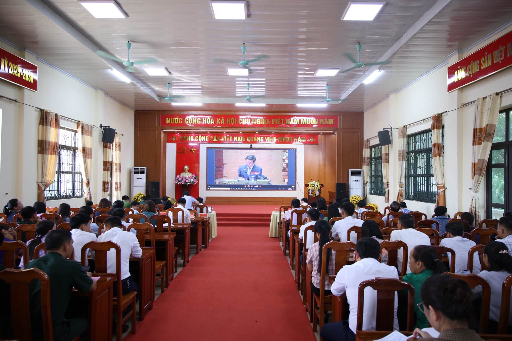 XÃ DÂN CHỦ THAM DỰ HỘI NGHỊ TRỰC TUYẾN NGHIÊN CỨU, HỌC TẬP, QUÁN TRIỆT VÀ TRIỂN KHAI THỰC HIỆN MỘT SỐ NGHỊ QUYẾT, CHỈ THỊ CỦA BỘ CHÍNH TRỊ