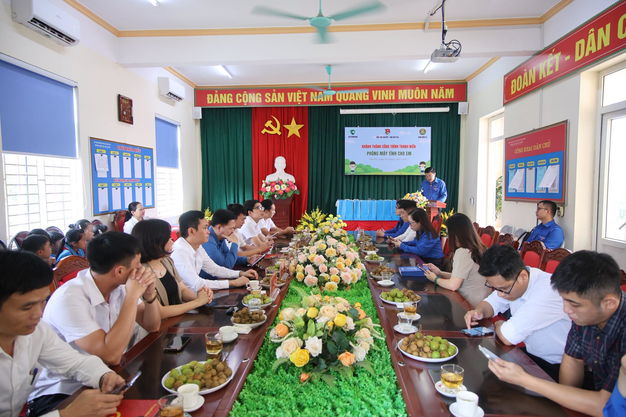 Khánh thành công trình thanh niên "Phòng máy tính cho em" và trao tặng quà cho học sinh Trường Tiểu học Gia Thanh