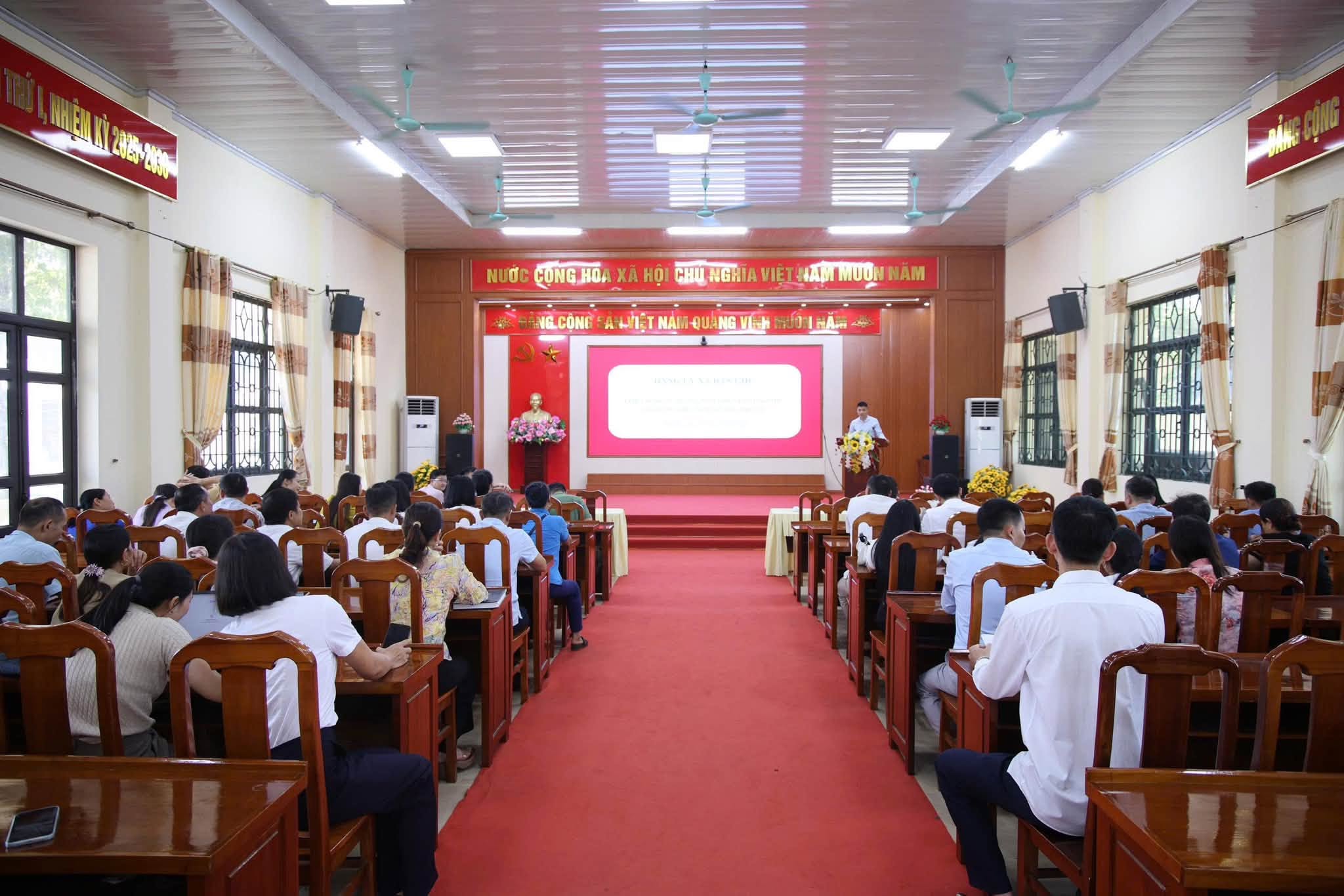 ĐẢNG ỦY XÃ DÂN CHỦ TỔ CHỨC HỘI NGHỊ TẬP HUẤN THỰC HIỆN THỦ TỤC HÀNH CHÍNH CỦA ĐẢNG TRÊN MÔI TRƯỜNG ĐIỆN TỬ 
