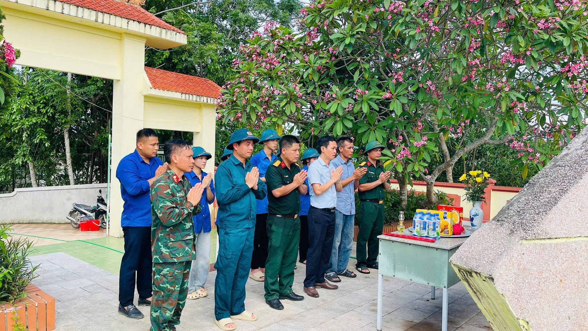 LÃNH ĐẠO UBND XÃ DÂN CHỦ KIỂM TRA CÔNG TÁC TU SỬA, CHỈNH TRANG NGHĨA TRANG LIỆT SĨ BẢO THANH SAU KHI LẤY MẪU HÀI CỐT LIỆT SĨ 