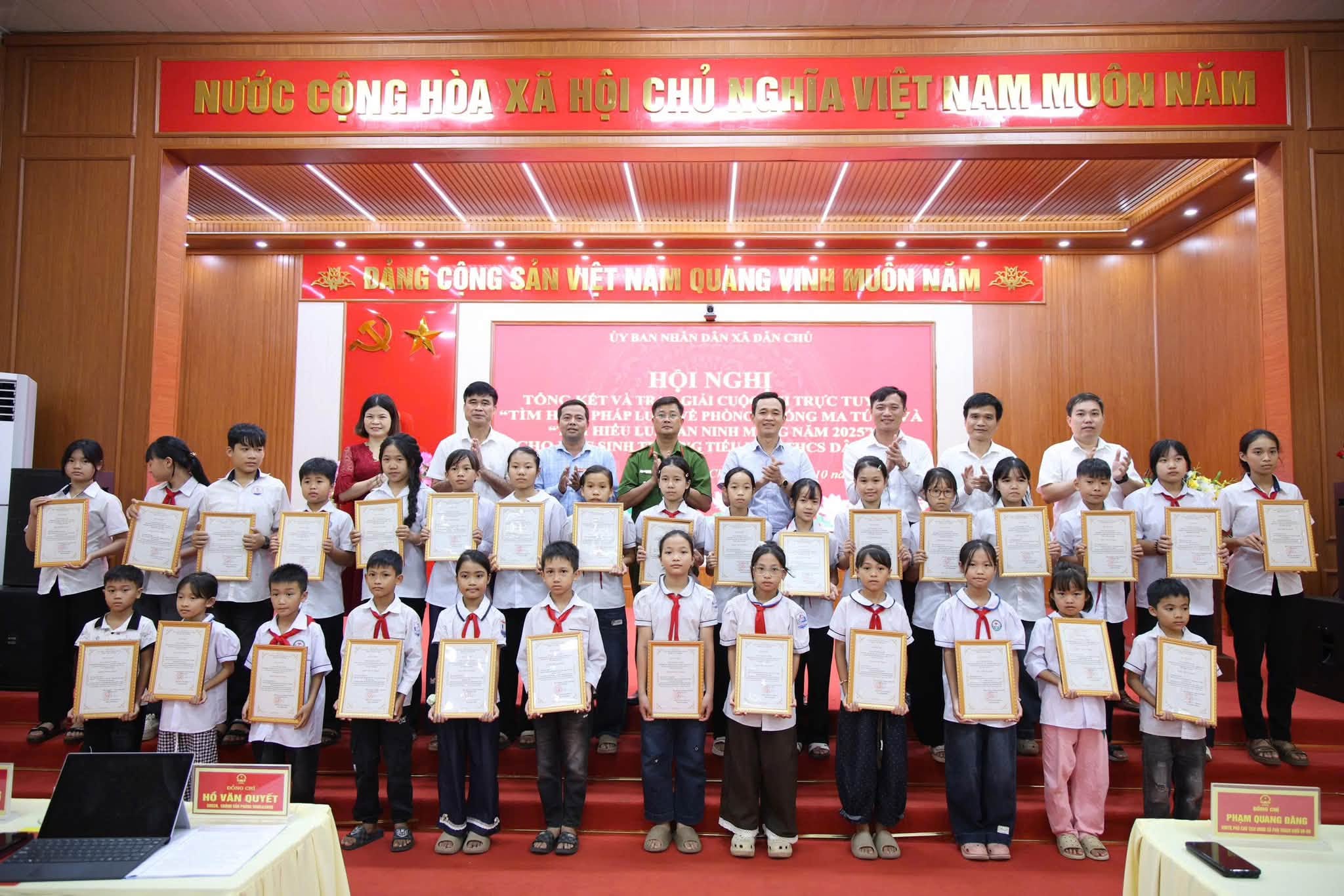  XÃ DÂN CHỦ TỔNG KẾT VÀ TRAO GIẢI HAI CUỘC THI TÌM HIỂU PHÁP LUẬT TRỰC TUYẾN NĂM 2026