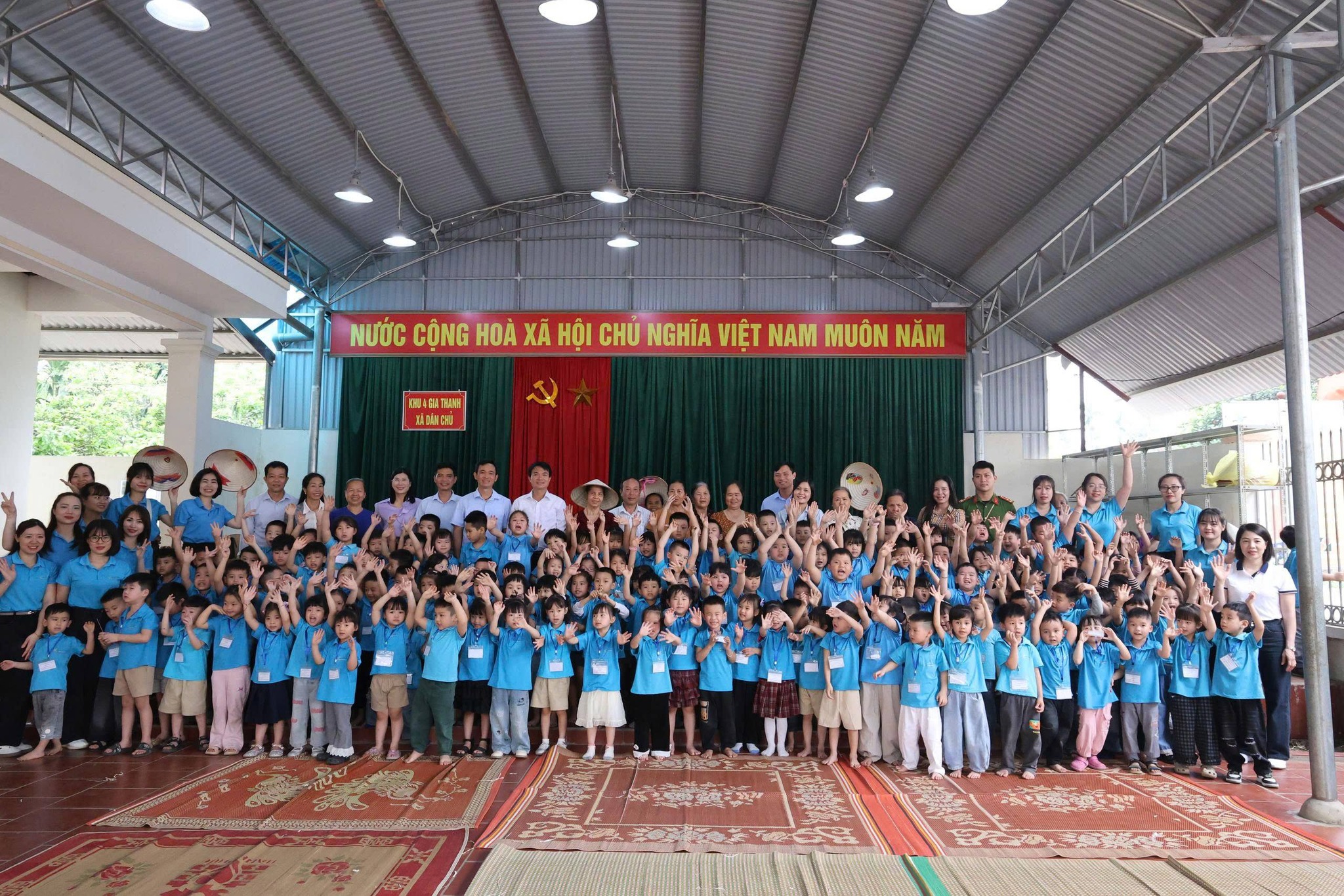 XÃ DÂN CHỦ ĐÓN ĐOÀN TRƯỜNG MẦM NON SAO MAI (PHƯỜNG PHÚ THỌ) TRẢI NGHIỆM TẠI LÀNG NGHỀ NÓN LÁ GIA THANH