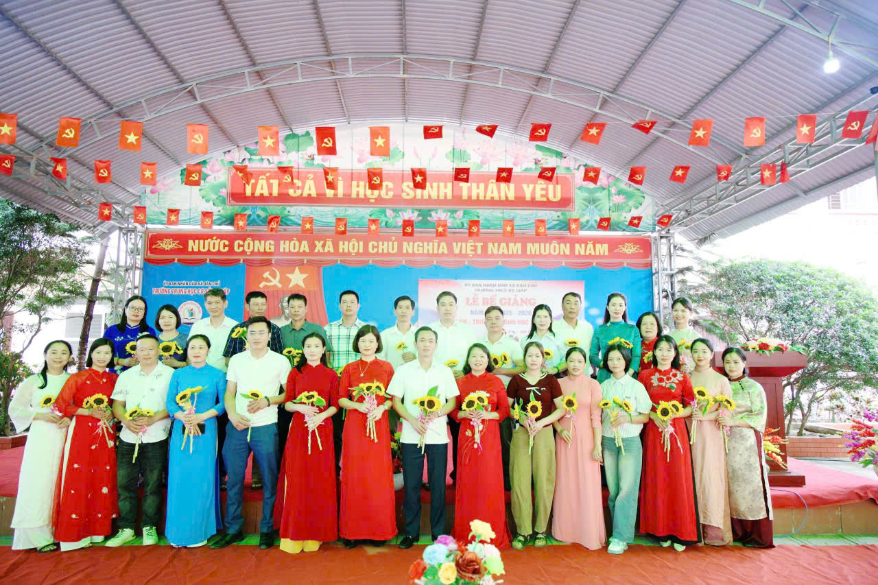 TRƯỜNG THCS HẠ GIÁP TỔ CHỨC LỄ BẾ GIẢNG NĂM HỌC 2025-2026 VÀ LỄ TRI ÂN, TRƯỞNG THÀNH HỌC SINH LỚP 9
