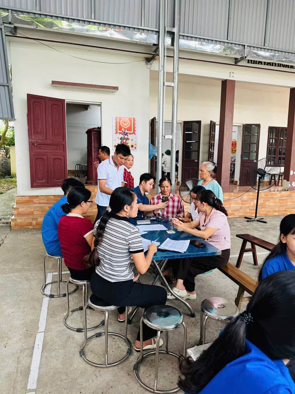 XÃ DÂN CHỦ: ĐẨY MẠNH HỖ TRỢ NGƯỜI DÂN KÍCH HOẠT, SỬ DỤNG CÁC TIỆN ÍCH SỐ