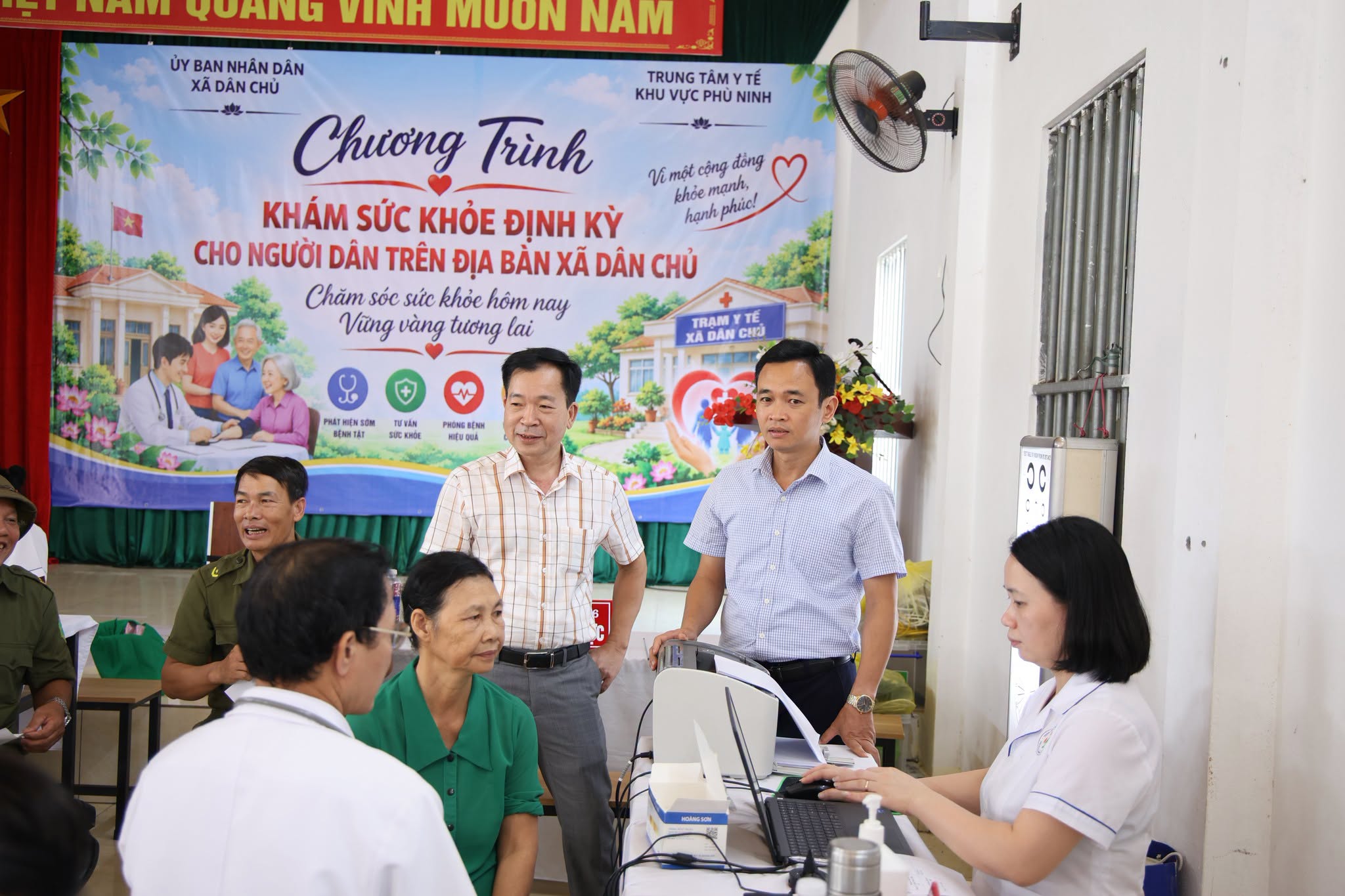ĐỒNG CHÍ PHẠM QUANG ĐĂNG KIỂM TRA CÔNG TÁC KHÁM SỨC KHỎE ĐỊNH KỲ, KHÁM SÀNG LỌC MIỄN PHÍ CHO NHÂN DÂN XÃ DÂN CHỦ NĂM 2026