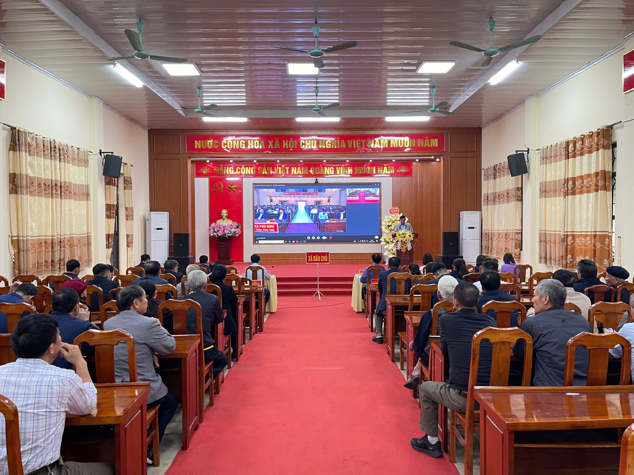 CỬ TRI XÃ DÂN CHỦ THAM DỰ HỘI NGHỊ TIẾP XÚC GIỮA NHỮNG NGƯỜI ỨNG CỬ ĐẠI BIỂU HĐND TỈNH KHÓA XX, NHIỆM KỲ 2026 - 2031 VỚI CỬ TRI THUỘC ĐƠN VỊ BẦU CỬ SỐ 02