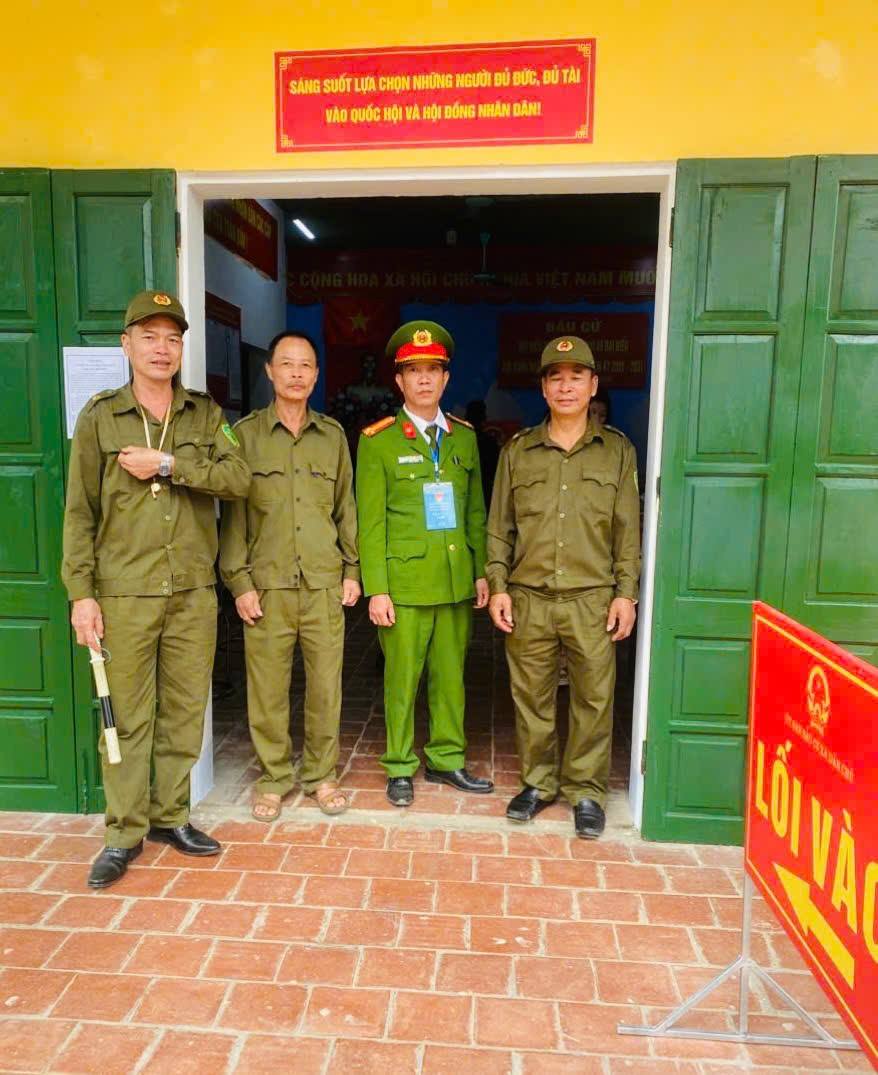 Lực lượng Công an xã Dân Chủ tích cực làm nhiệm vụ trong ngày bầu cử