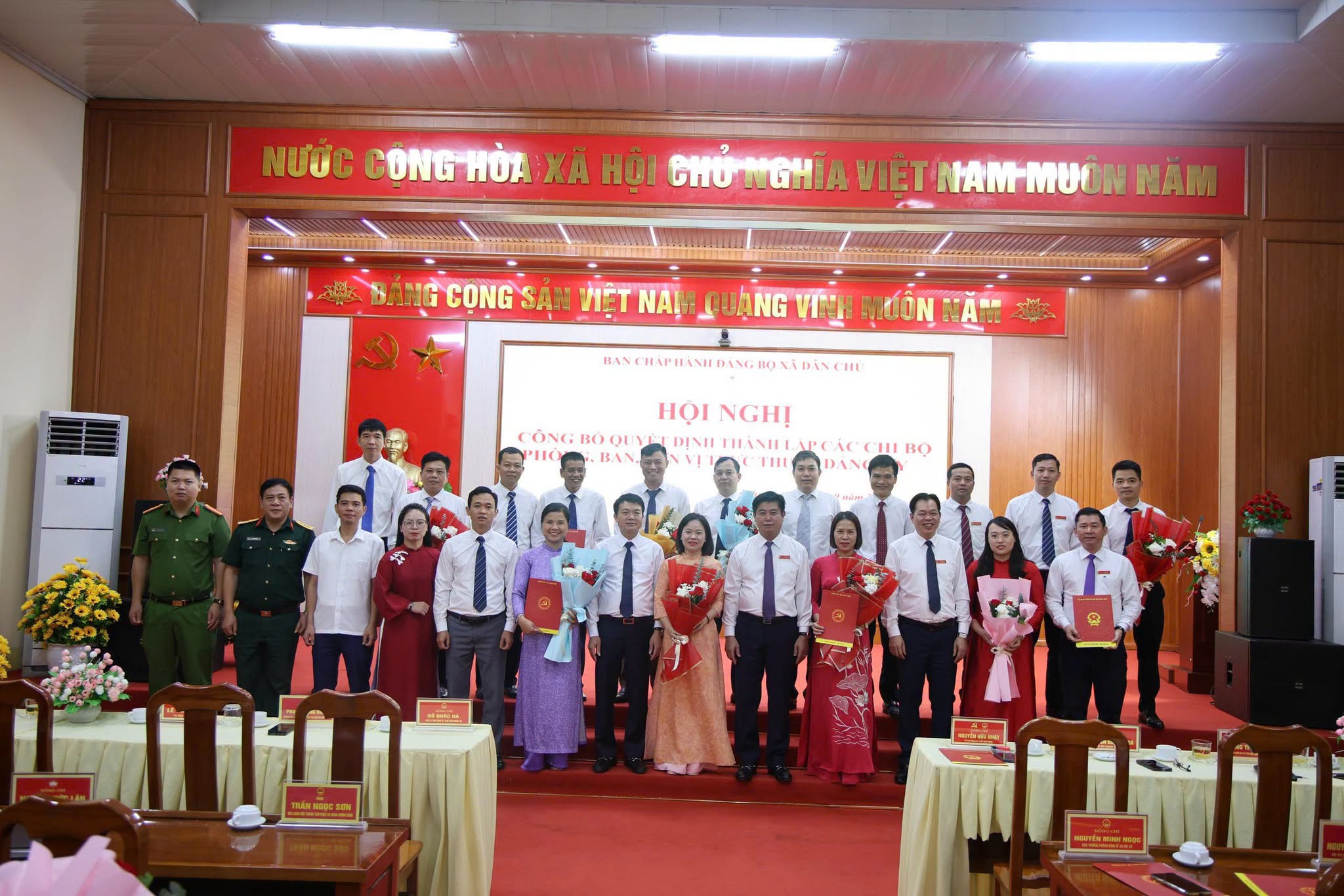 Xã Dân Chủ công bố các quyết định thành lập các chi bộ phòng, ban, đơn vị trực thuộc Đảng ủy