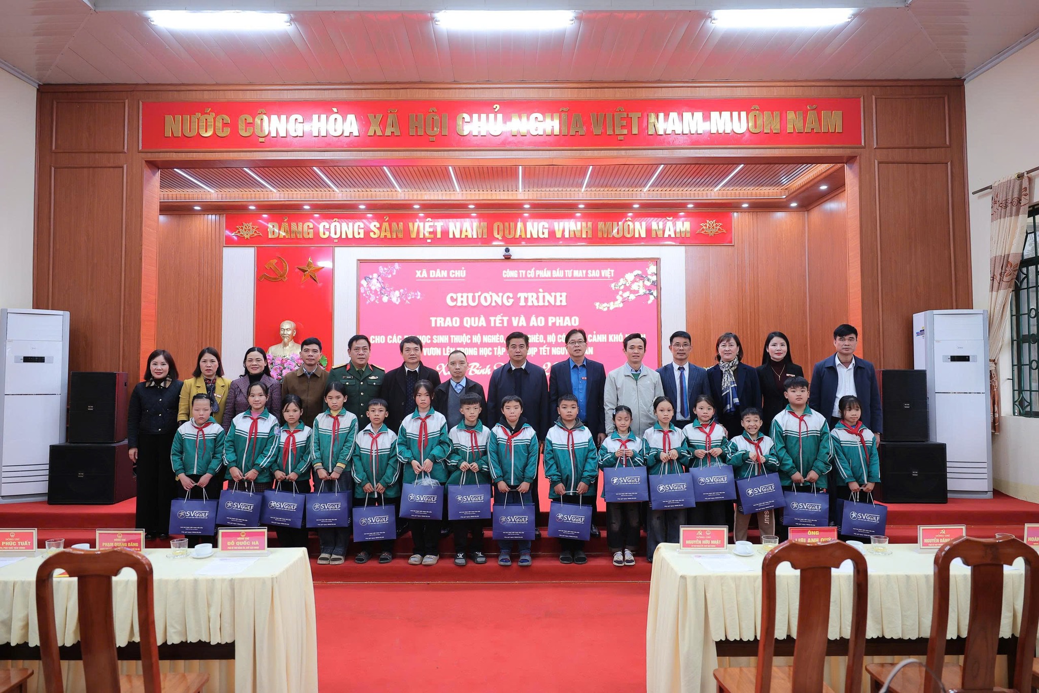 Xã Dân Chủ: Trao quà tết cho các cháu học sinh có hoàn cảnh khó khăn trên địa bàn.