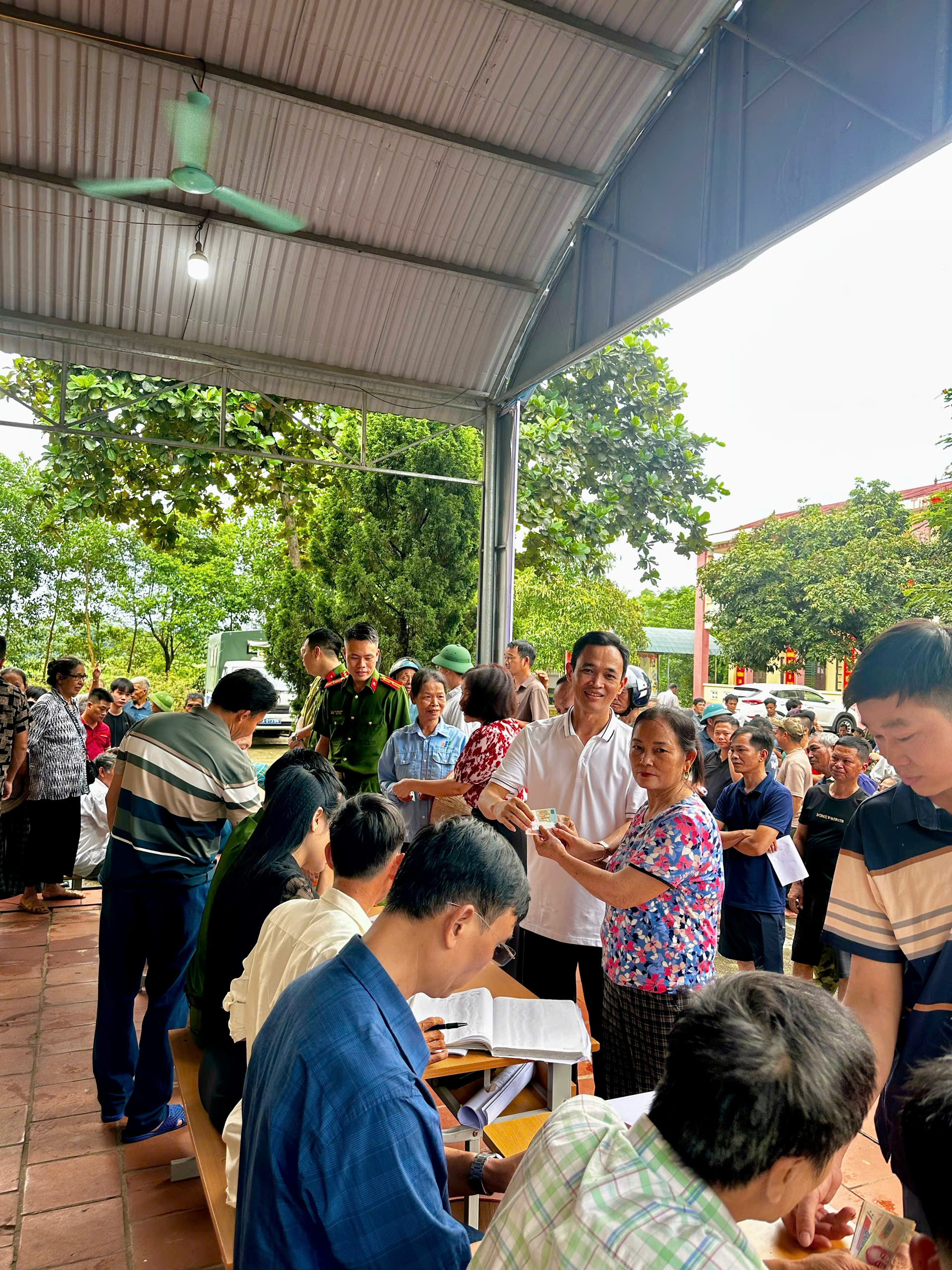 Người dân xã Dân Chủ hân hoan trong niềm vui chung của cả nước nhận quà Tết độc lập nhân dịp Lễ Quốc khánh 02/9