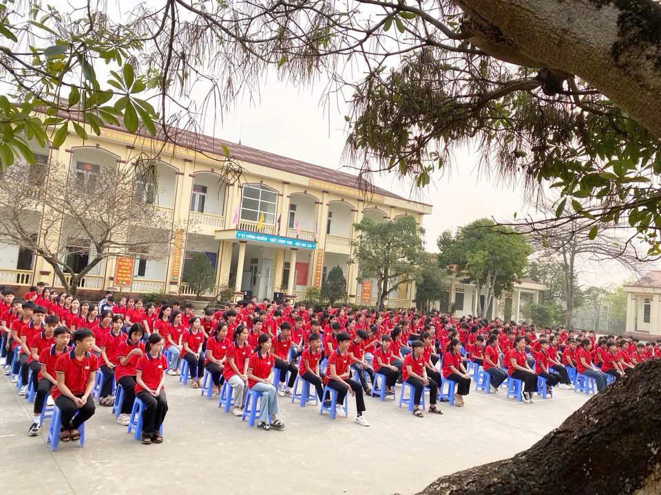Bài viết "Tuổi trẻ và đội ngũ nhà giáo xã Dân Chủ giữ lửa truyền thống, thắp sáng tương lai"