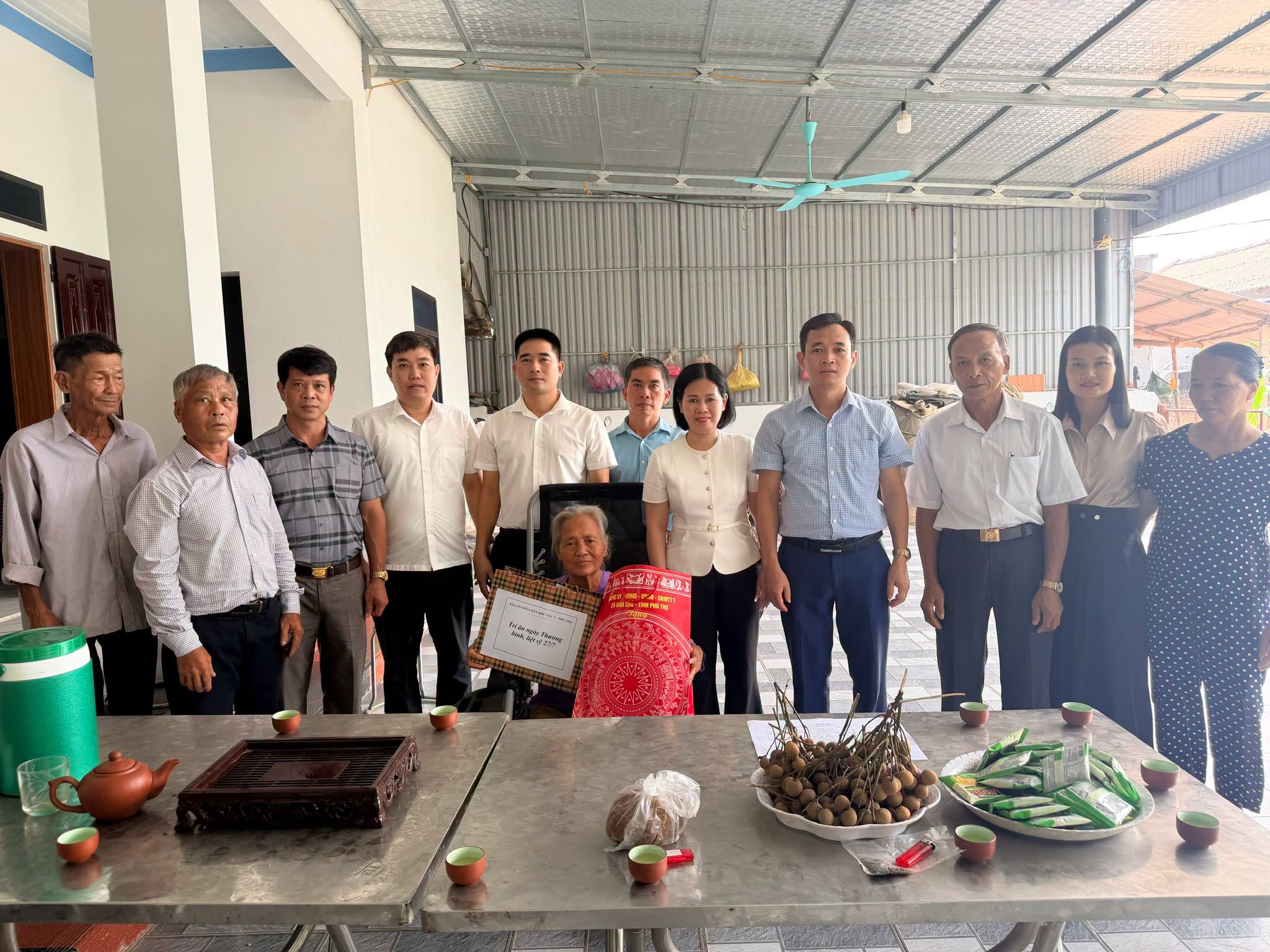 Tòa án nhân dân khu vực 3 Phú Thọ phối hợp UBND xã Dân Chủ thăm, tặng quà gia đình chính sách nhân kỷ niệm 79 năm Ngày Thương binh - Liệt sĩ trên địa bàn xã Dân Chủ 