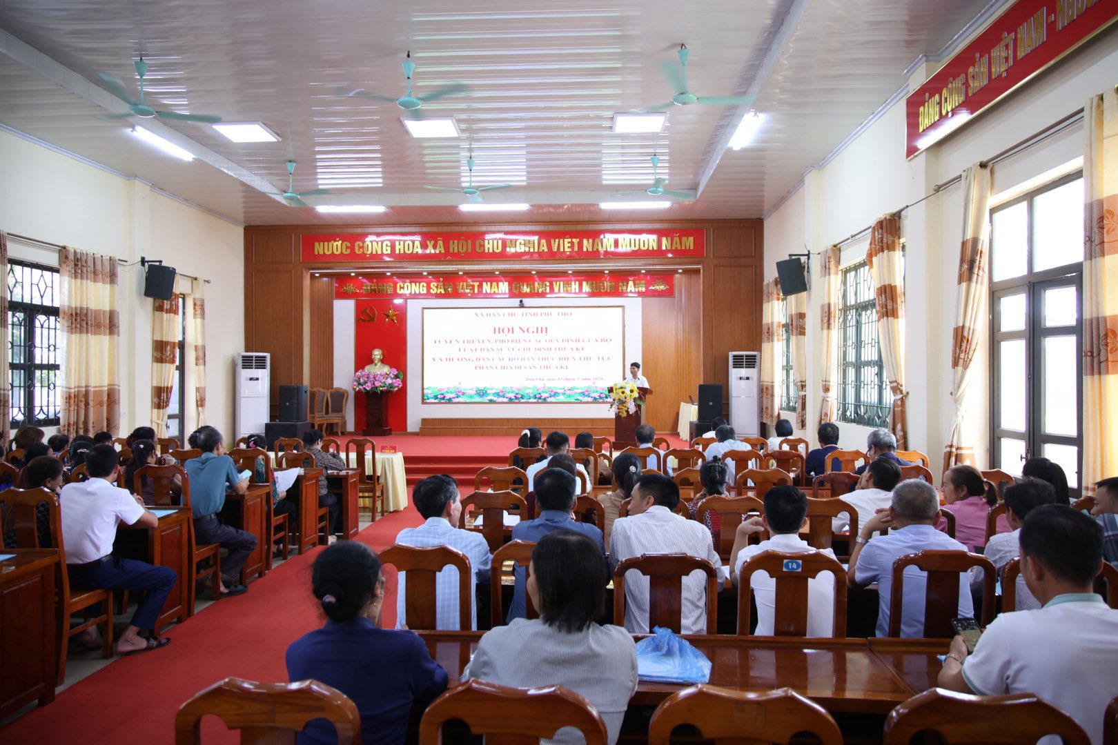 Xã Dân Chủ tổ chức hội nghị hướng dẫn các hộ gia đình, cá nhân thực hiện phân chia di sản thừa kế về đất đai để thực hiện dự án: Đầu tư xây dựng và kinh doanh kết cấu hạ tầng Khu Công nghiệp Phù Ninh, tỉnh Phú Thọ.