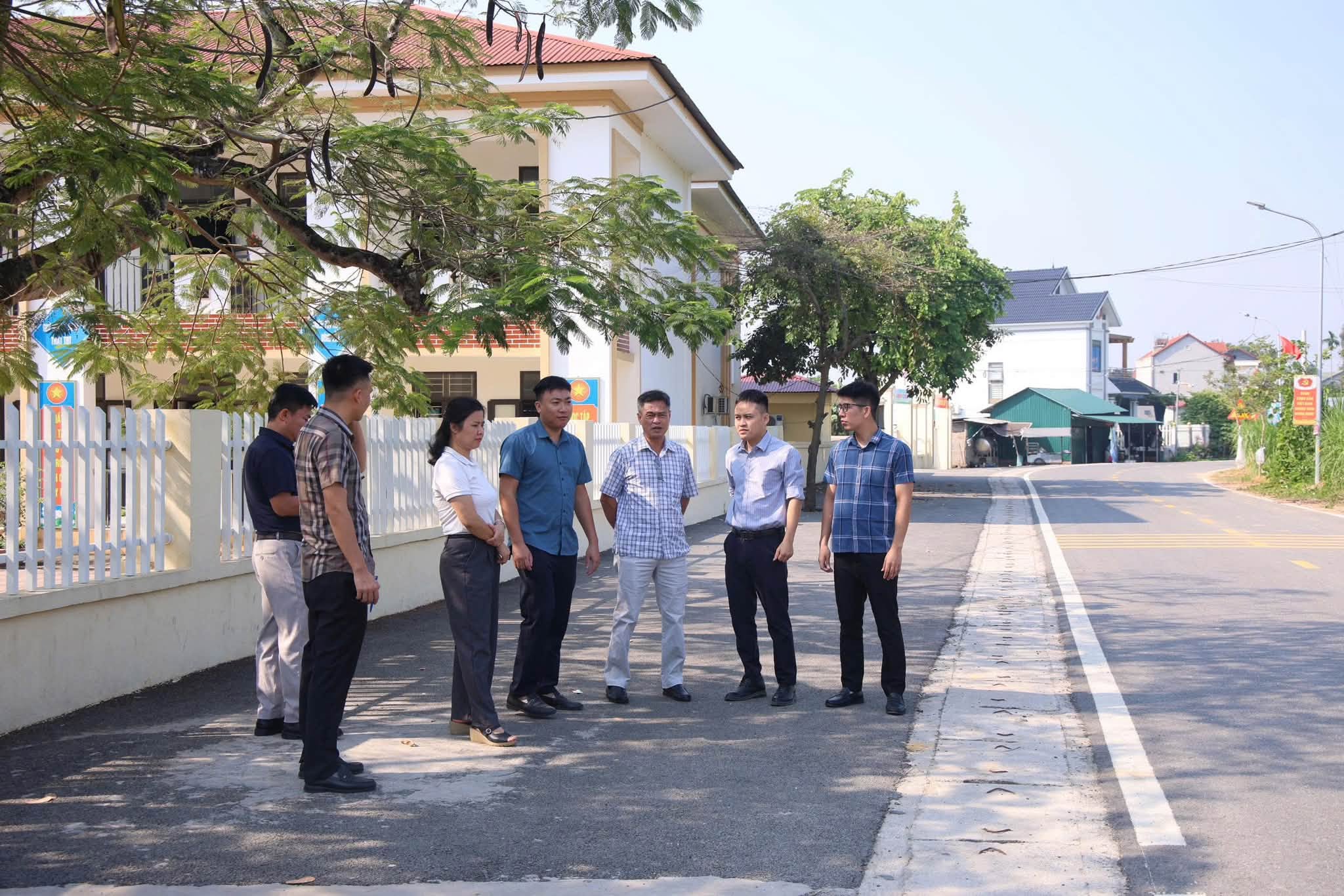 XÃ DÂN CHỦ NGHIỆM THU, BÀN GIAO ĐƯA VÀO SỬ DỤNG CÔNG TRÌNH CẢI TẠO, NÂNG CẤP TUYẾN ĐƯỜNG P2 KẾT NỐI ĐƯỜNG CHIẾN THẮNG SÔNG LÔ