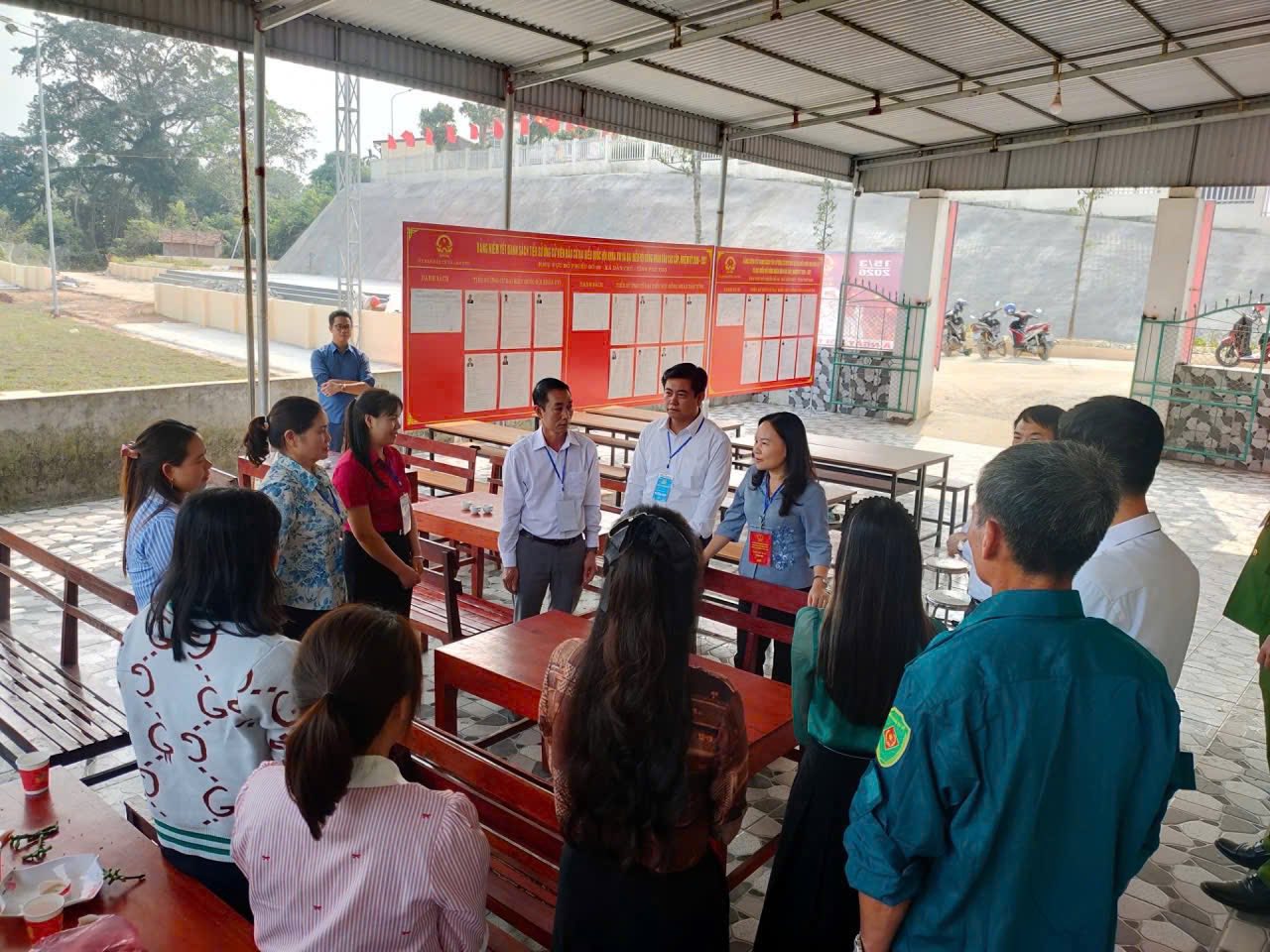 Đồng chí Nguyễn Thị Thanh Huyền -UV Ban thường vụ Tỉnh ủy, Phó bí thư thường trực chuyên trách Đảng ủy các cơ quan Đảng tỉnh Phú Thọ kiểm tra công tác bầu cử một số khu vực bỏ phiếu trên địa bàn xã Dân Chủ