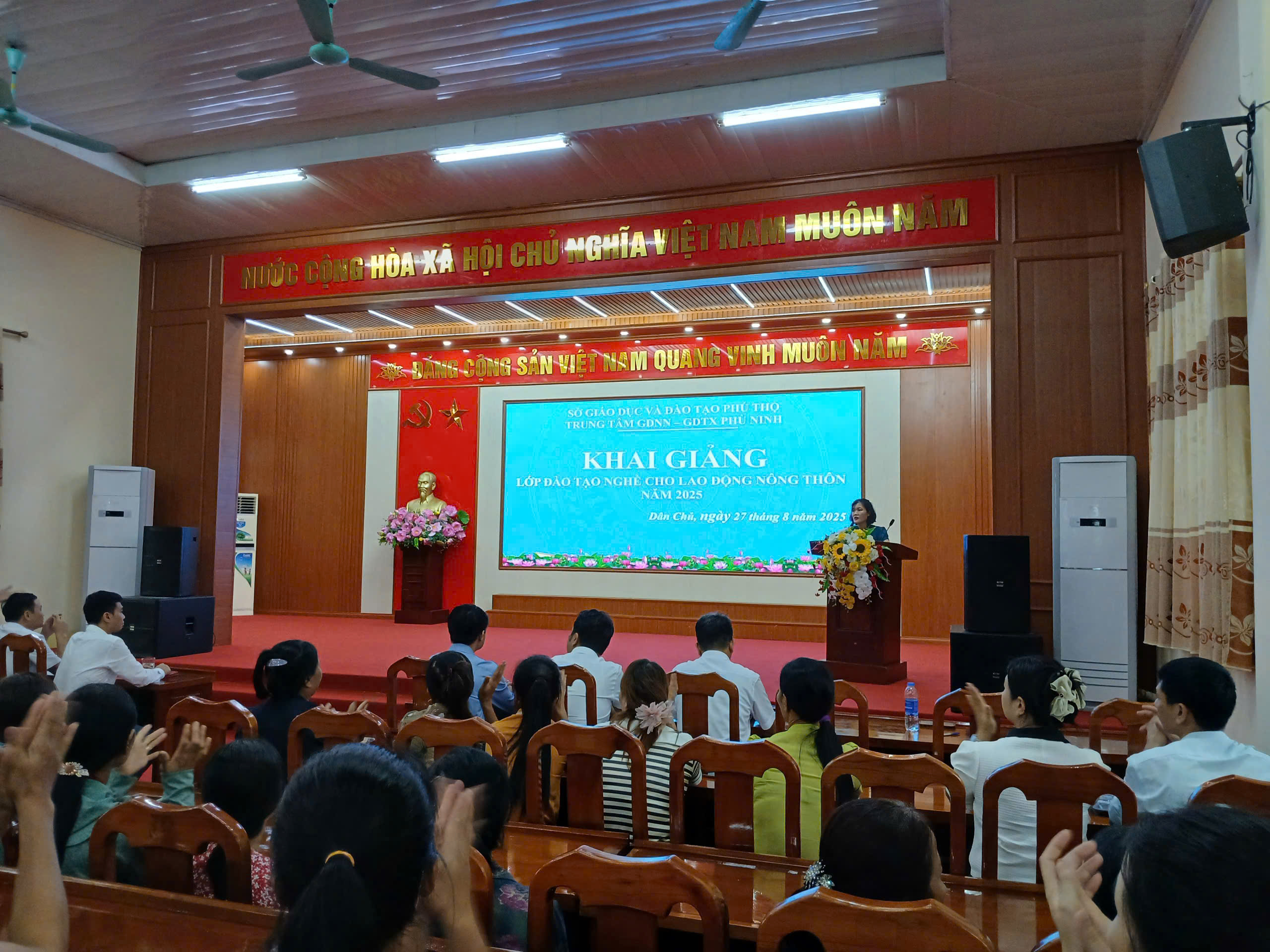Khai giảng lớp đào tạo nghề cho lao động nông thôn năm 2025 tại xã Dân Chủ.
