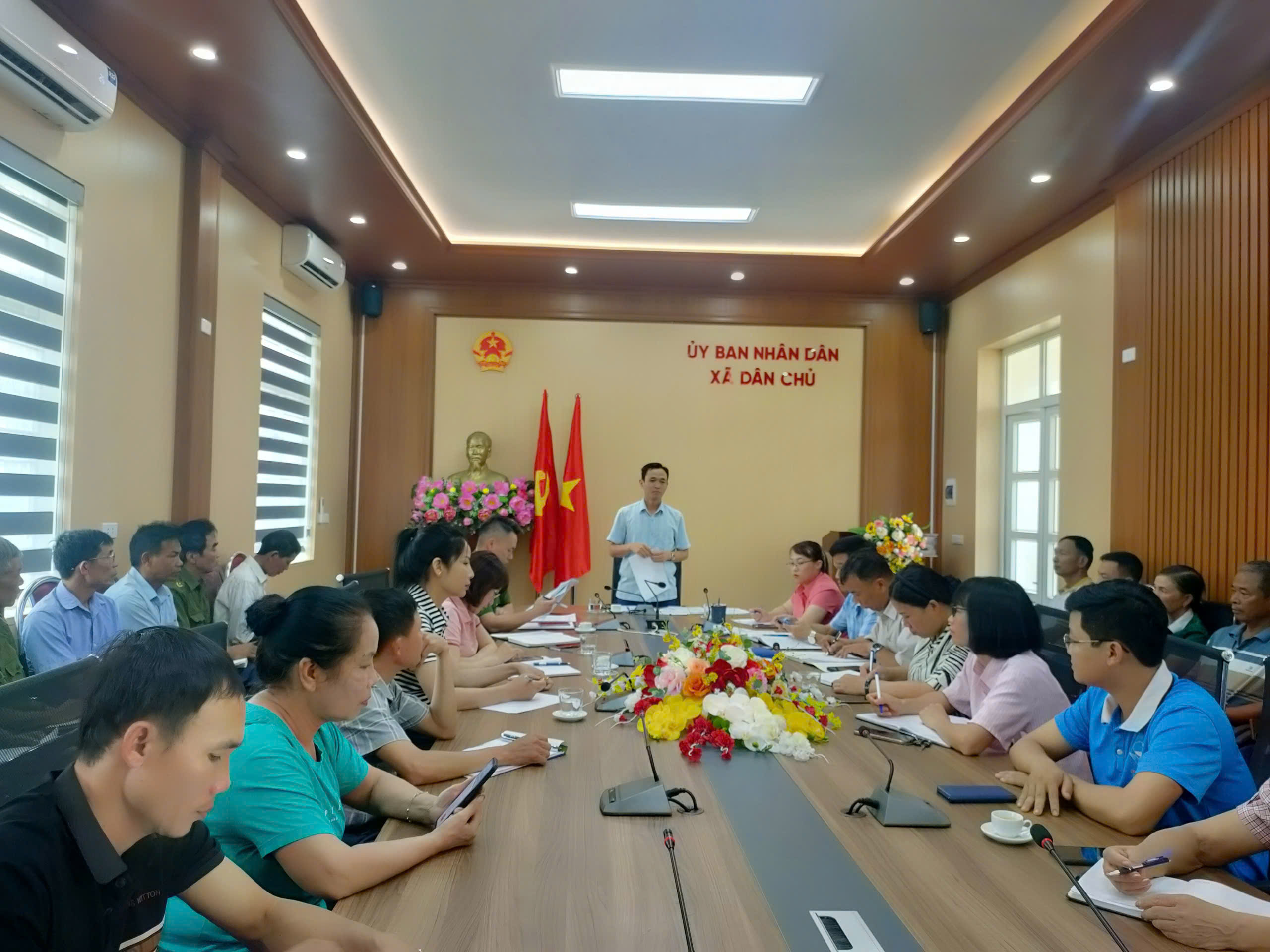 UBND xã Dân Chủ tổ chức Hội nghị triển khai công tác chuẩn bị cấp phát quà người dân nhân dịp kỷ niệm 80 năm Cách mạng Tháng Tám và Quốc khánh 2/9 theo Công điện của Chính phủ