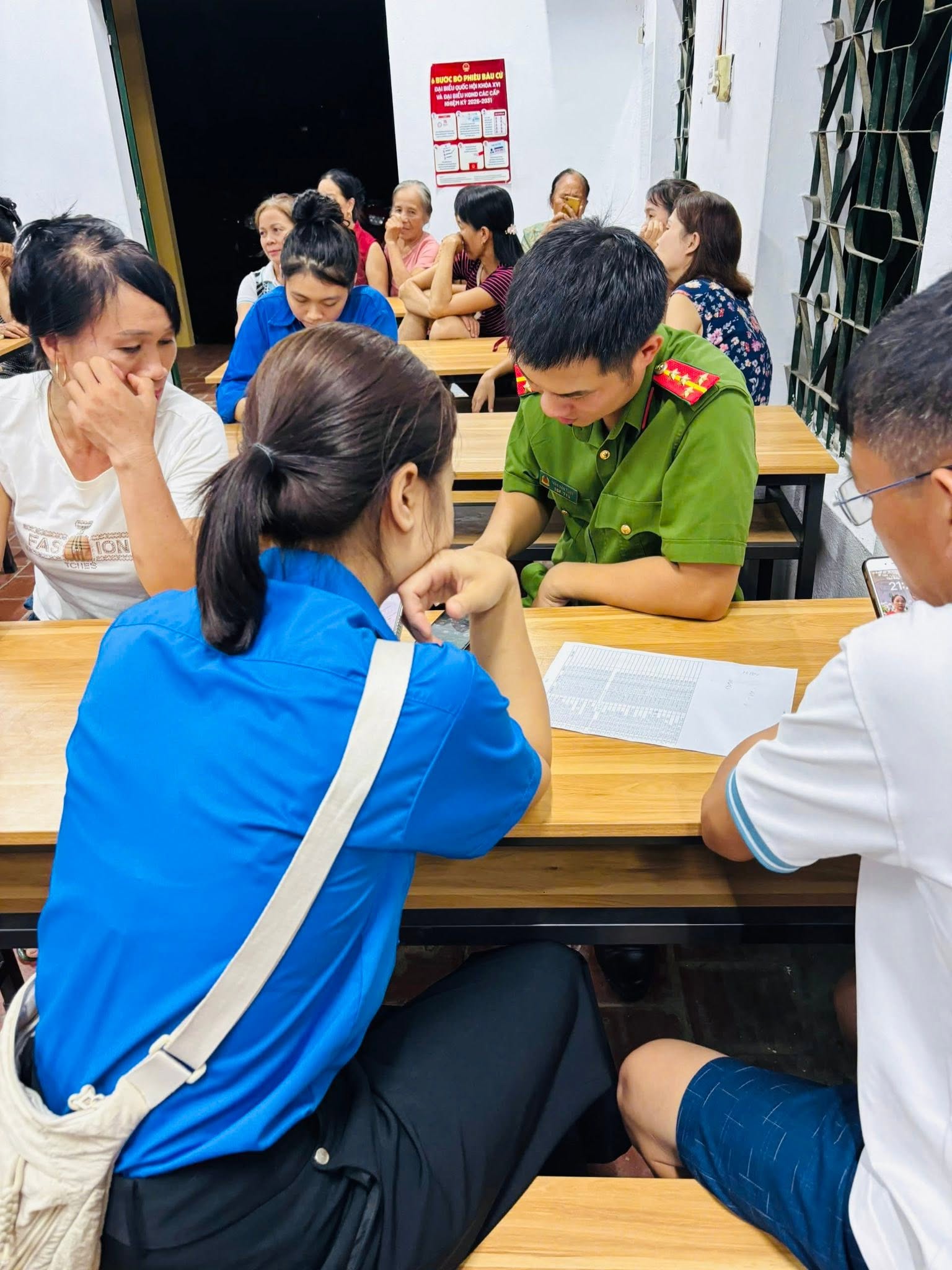 CÔNG AN XÃ PHỐI HỢP ĐOÀN THANH NIÊN XÃ, CÁC THÔN TRÊN ĐỊA BÀN XUNG KÍCH TRONG HỖ TRỢ NGƯỜI DÂN KÍCH HOẠT TÀI KHOẢN ĐỊNH DANH ĐIỆN TỬ MỨC 2