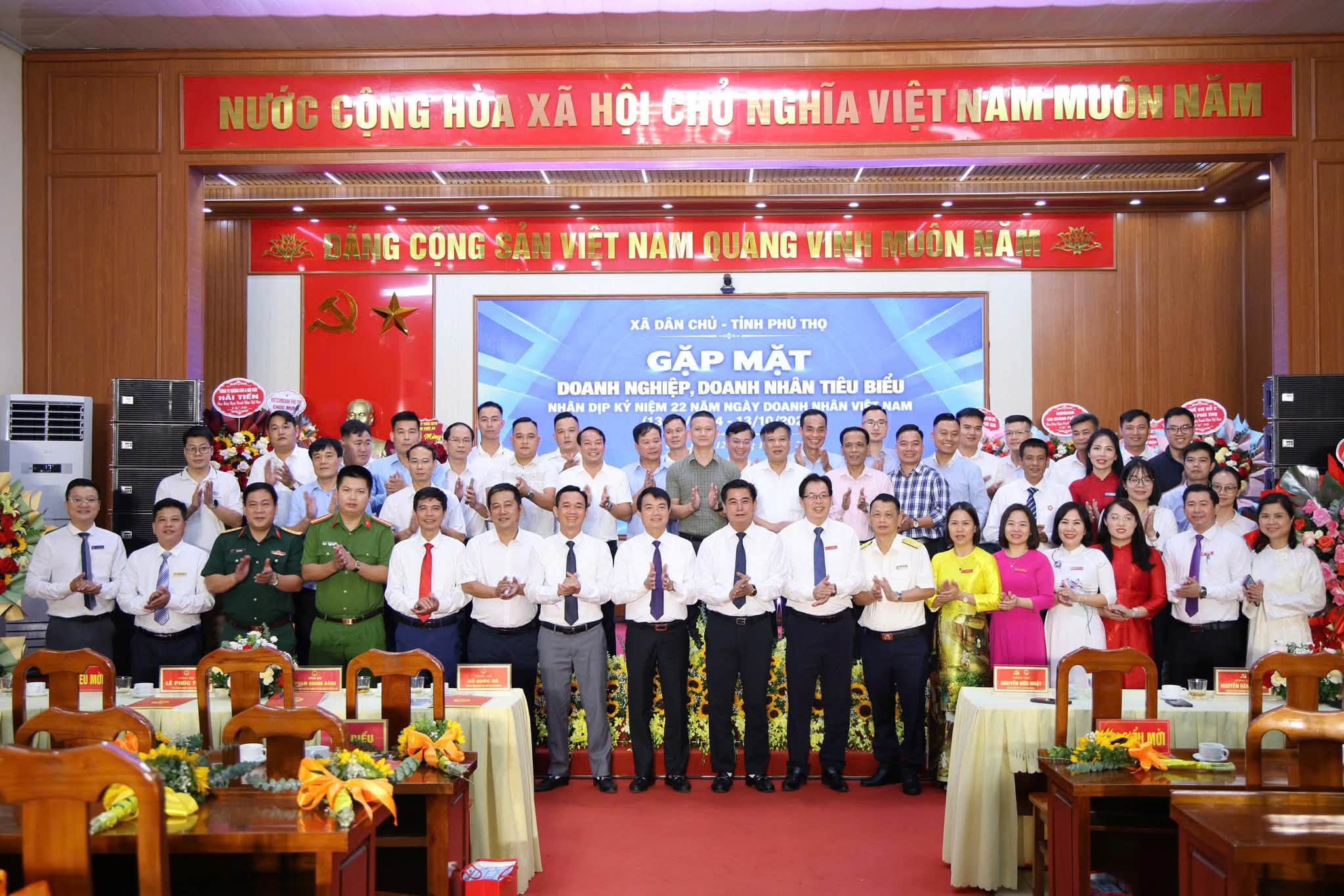 XÃ DÂN CHỦ TỔ CHỨC GẶP MẶT KỶ NIỆM NGÀY DOANH NHÂN VIỆT NAM 13/10