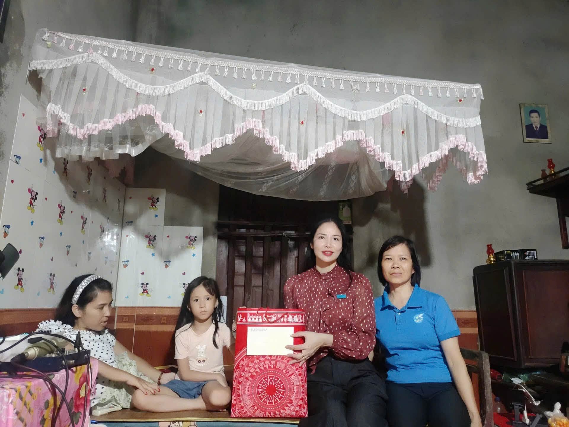 HỘI LHPN XÃ DÂN CHỦ THĂM, TẶNG QUÀ “CON ĐỠ ĐẦU” NHÂN DỊP NĂM HỌC MỚI 2026–2027