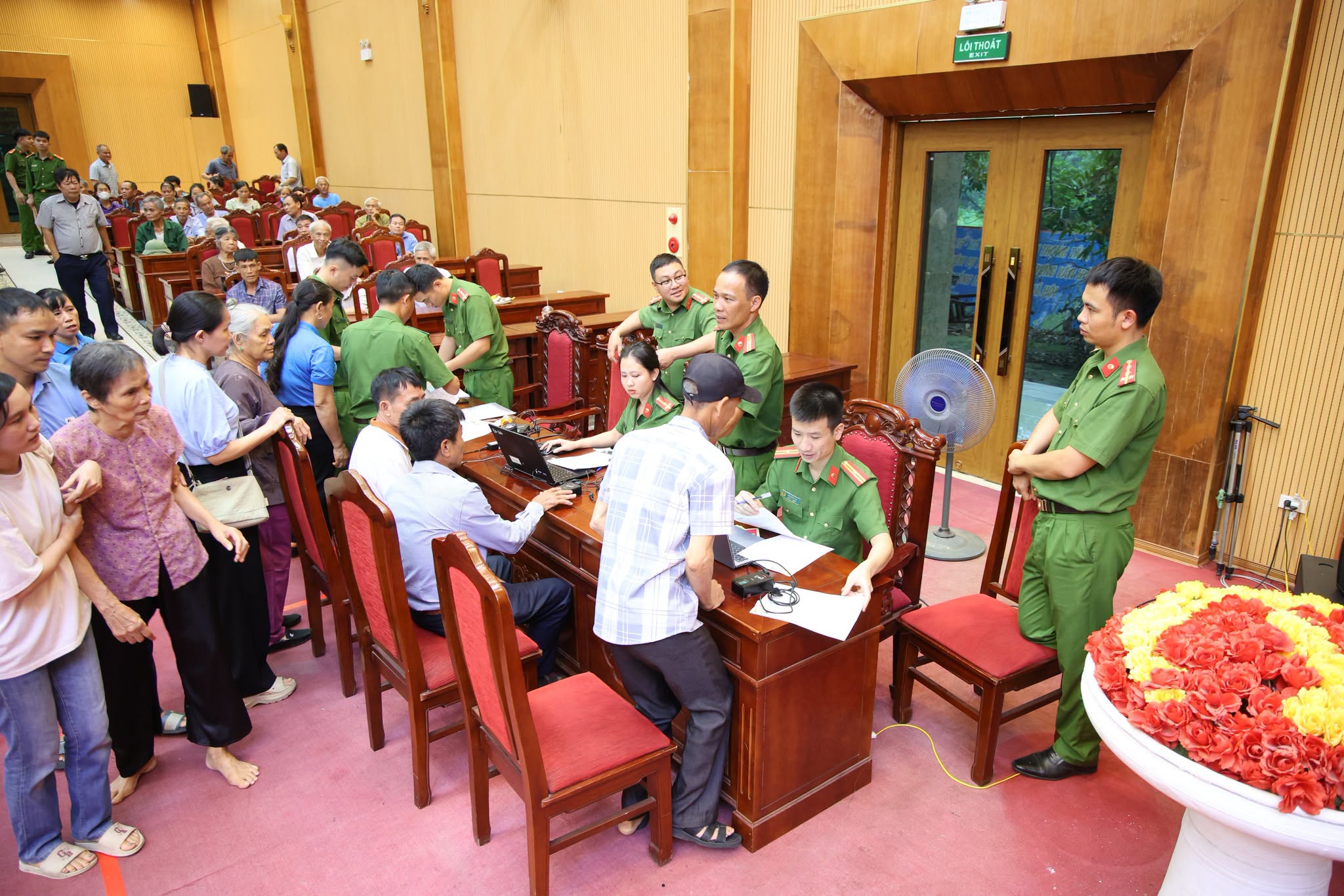 Công an xã Dân Chủ phối hợp các ngành, đơn vị chức năng tổ chức thu nhận mẫu AND cho thân nhân liệt sỹ chưa xác định danh tính